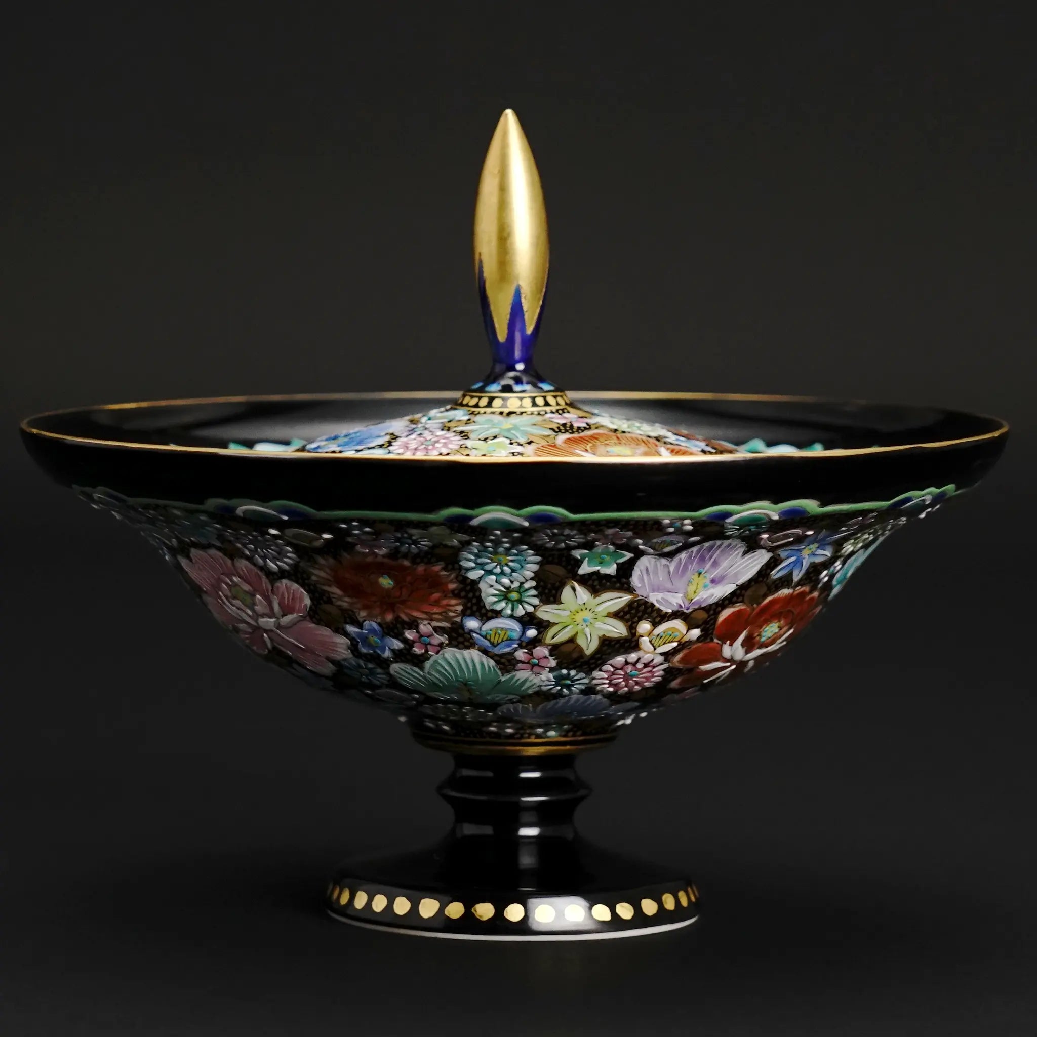 鮮やかな色彩が映える、高聡文氏特有の彩色金襴手の構成。