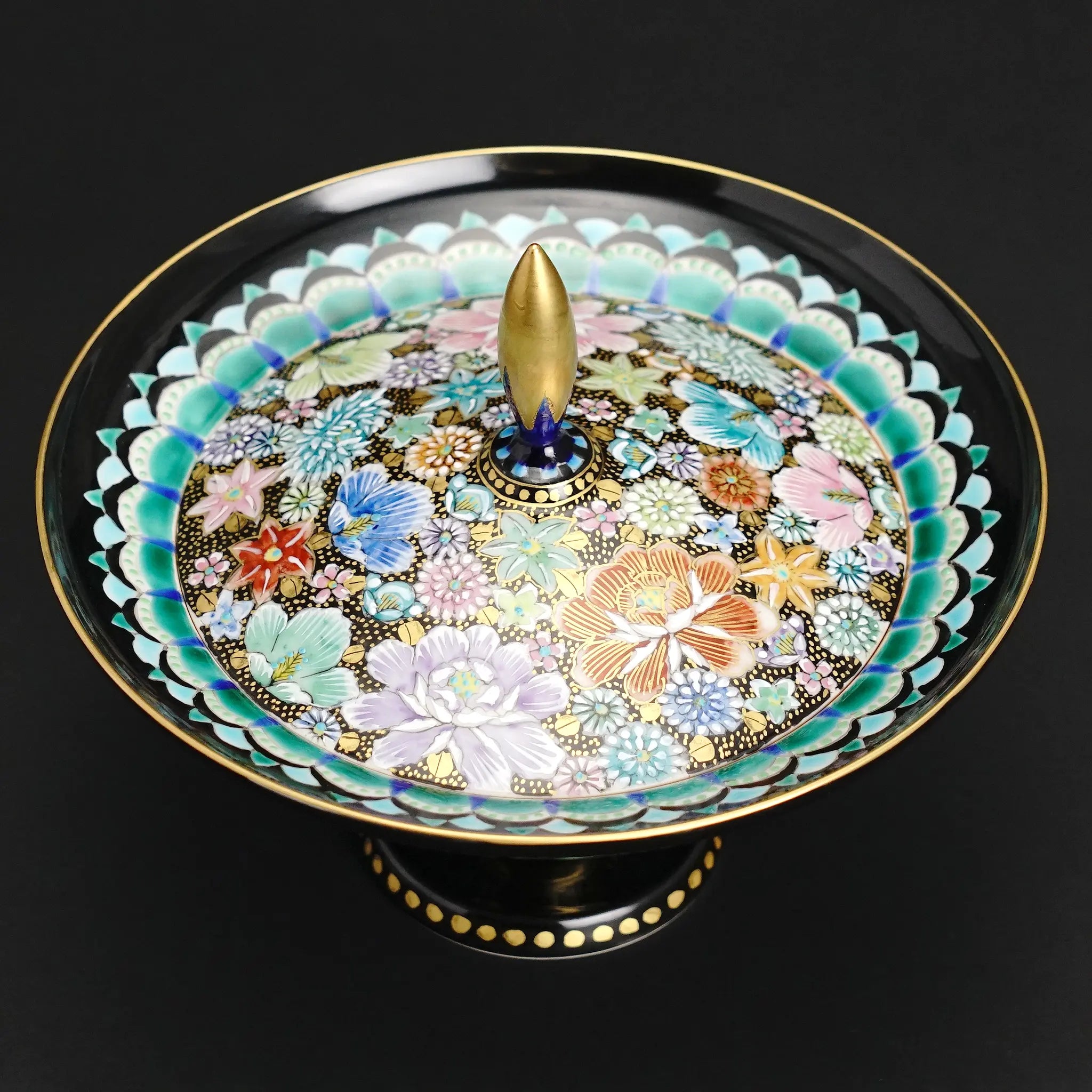 「花詰」技法の詳細。一筆一筆丁寧に描き込まれた花々と、それらを縁取る本金彩の輝き。