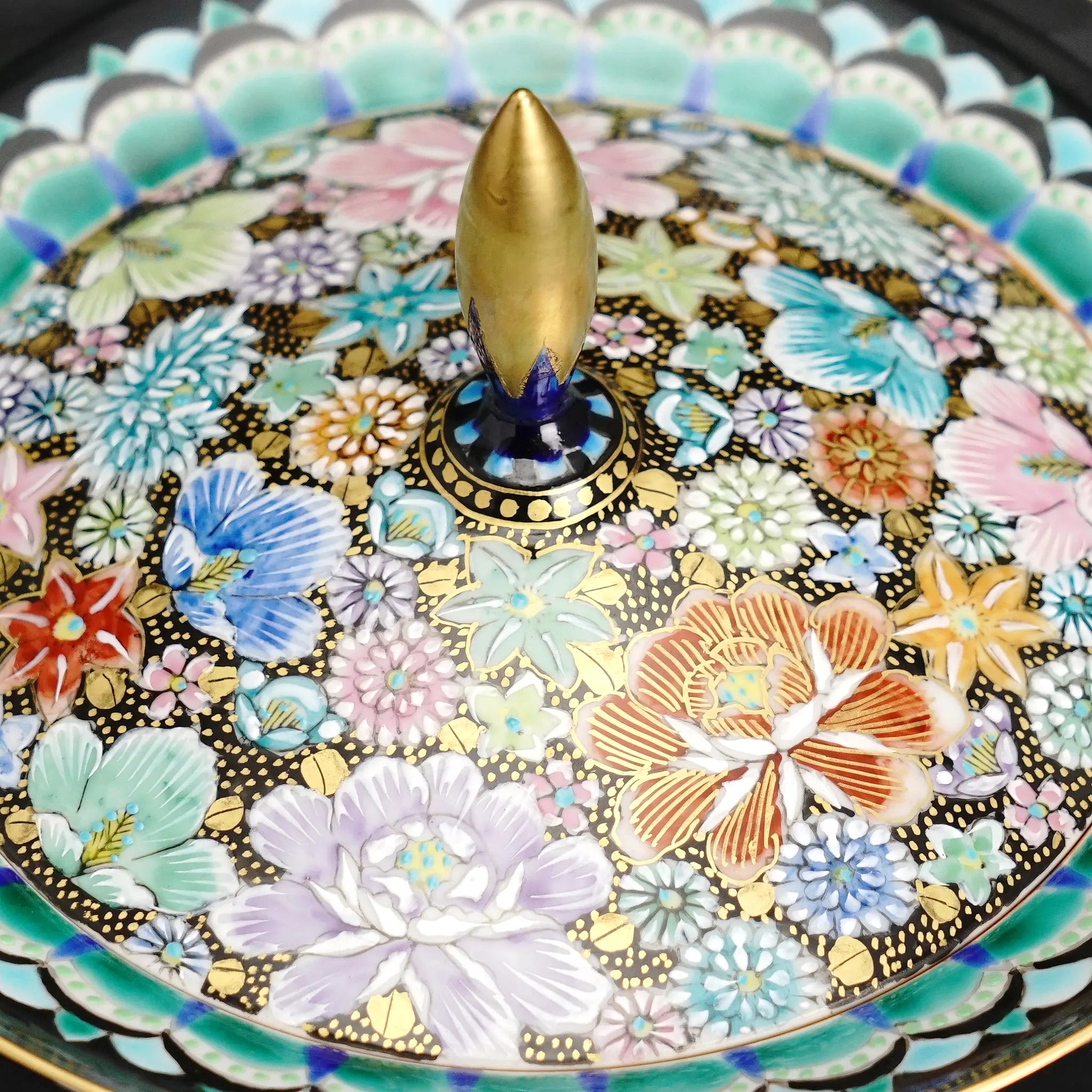 「花詰」技法の詳細。一筆一筆丁寧に描き込まれた花々と、それらを縁取る本金彩の輝き。