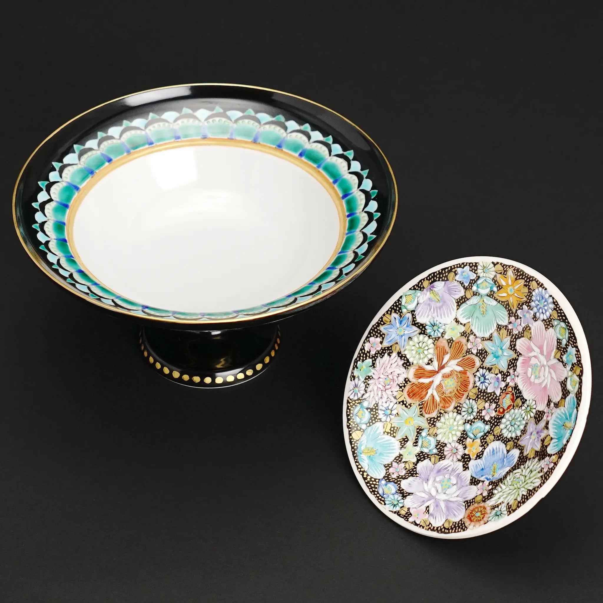 素地に鮮やかな色彩が映える、高聡文氏特有の彩色金襴手の構成。