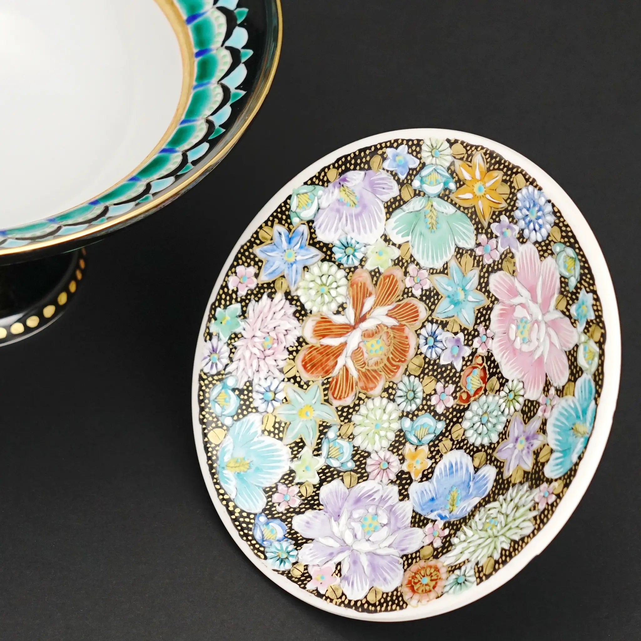 鮮やかな色彩が映える、高聡文氏特有の彩色金襴手の構成。