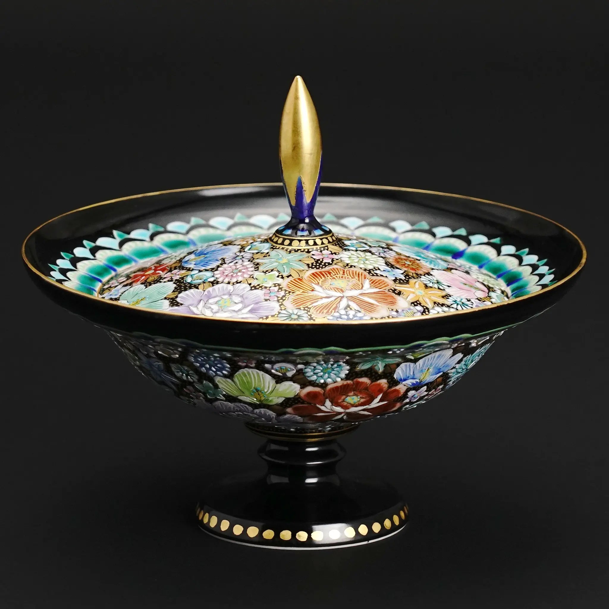 九谷焼 作家・高聡文による台皿「色絵金襴花詰」。全面に緻密な花々が描かれた豪華な蓋付きの美術工芸品。