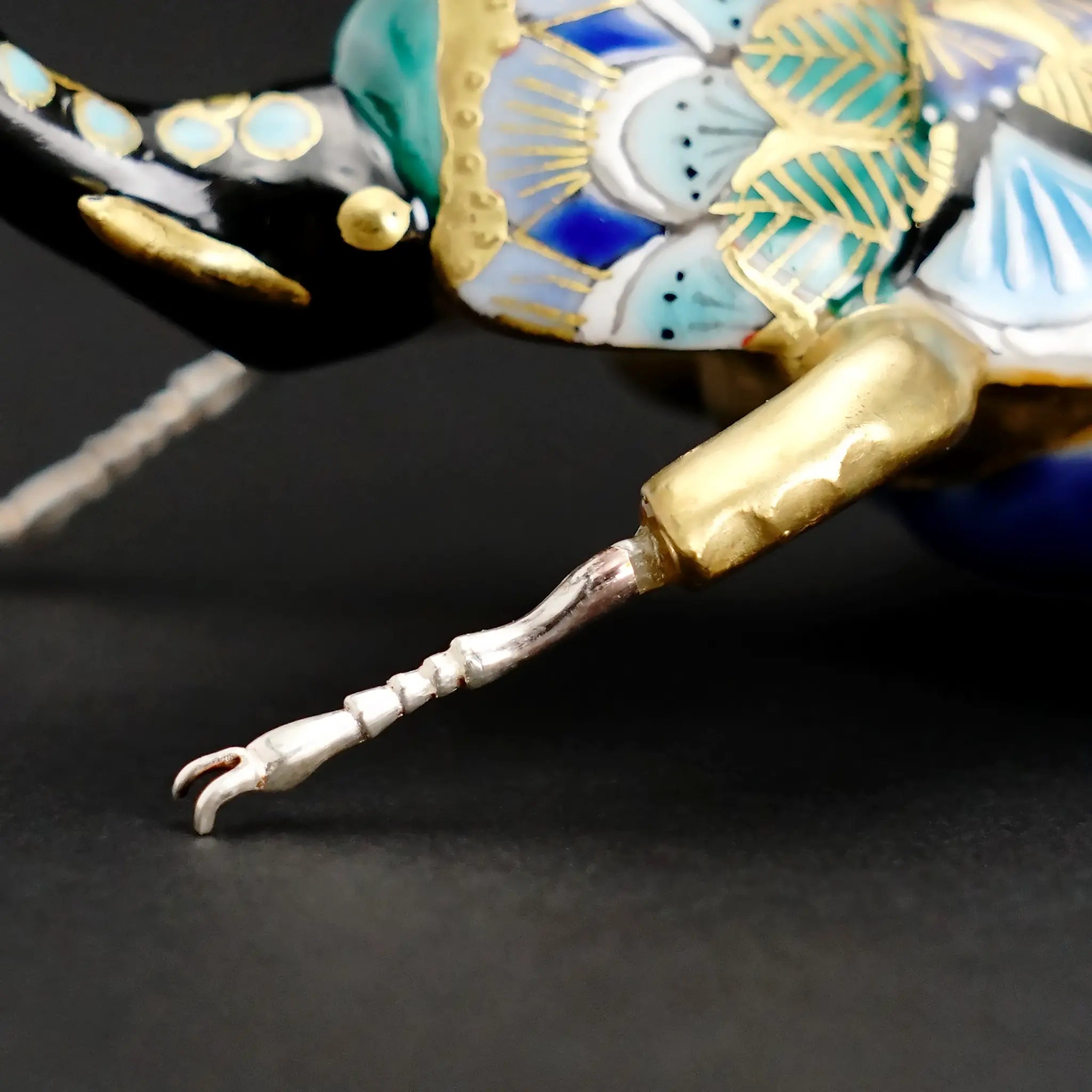 九谷焼の陶磁と真鍮が融合したカブトムシの置物 詳細ディテール
