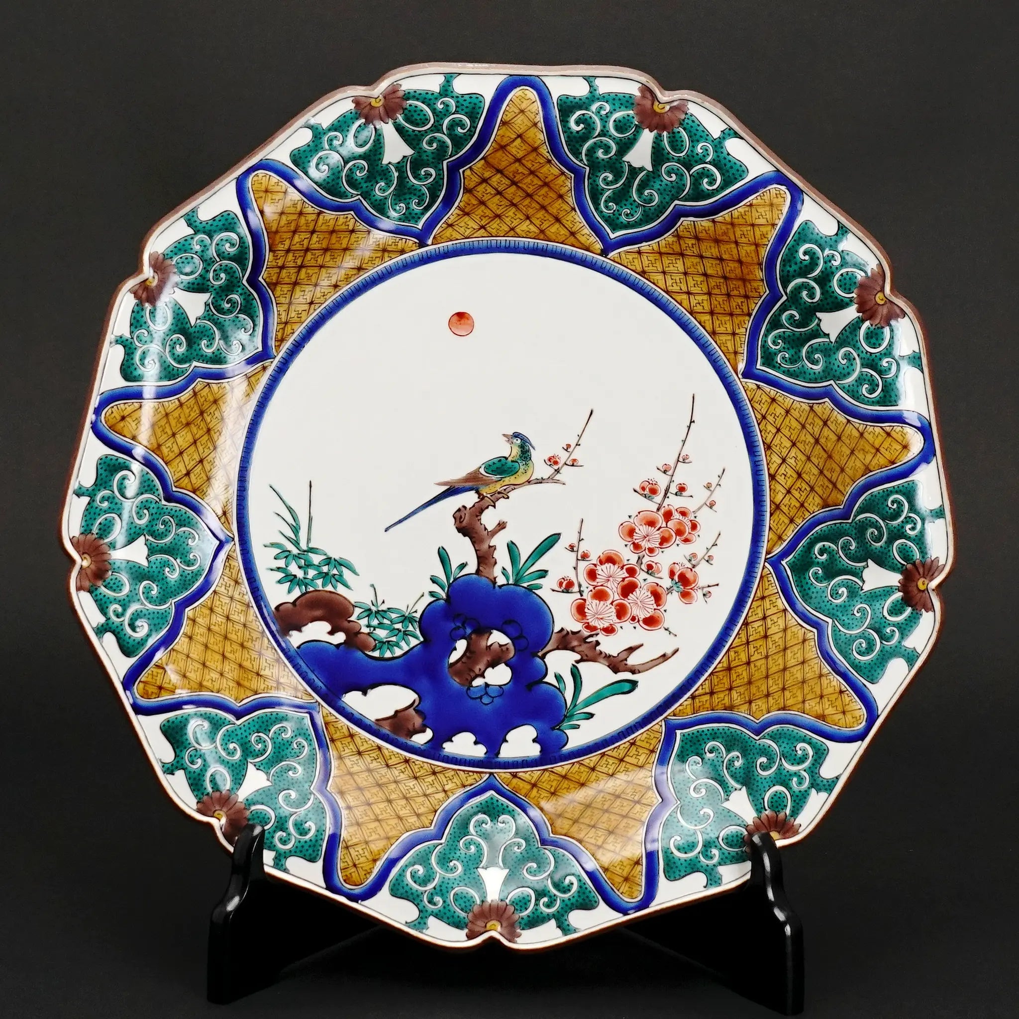 九谷焼 三代三ツ井為吉作 12号飾皿 松竹梅に鳥。重厚な色絵と繊細な山水画の構成が美しい美術工芸品。