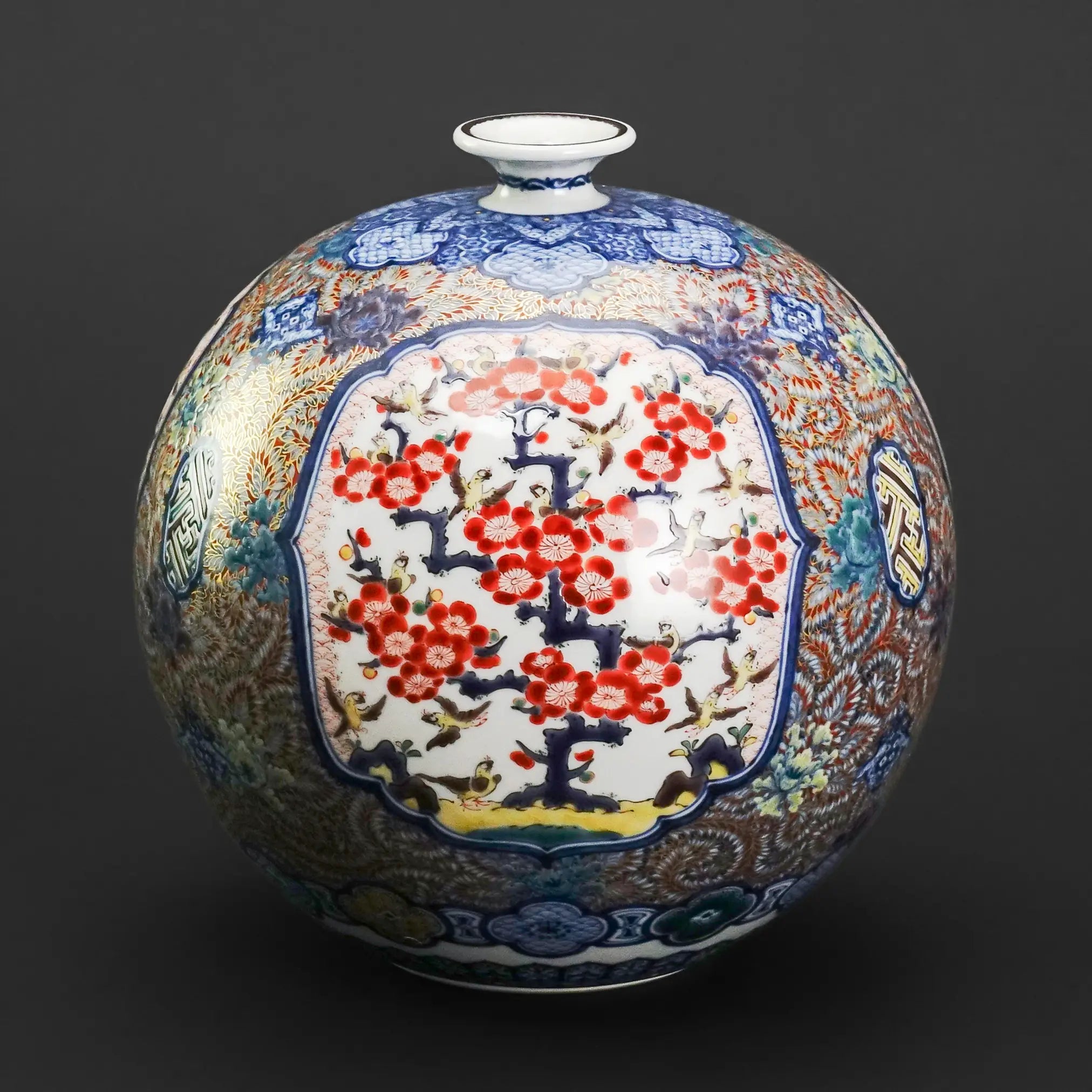 三浦晃禎作 青華紅彩三友文飾壺 - 華やかに咲き誇る紅梅と鳥の窓絵