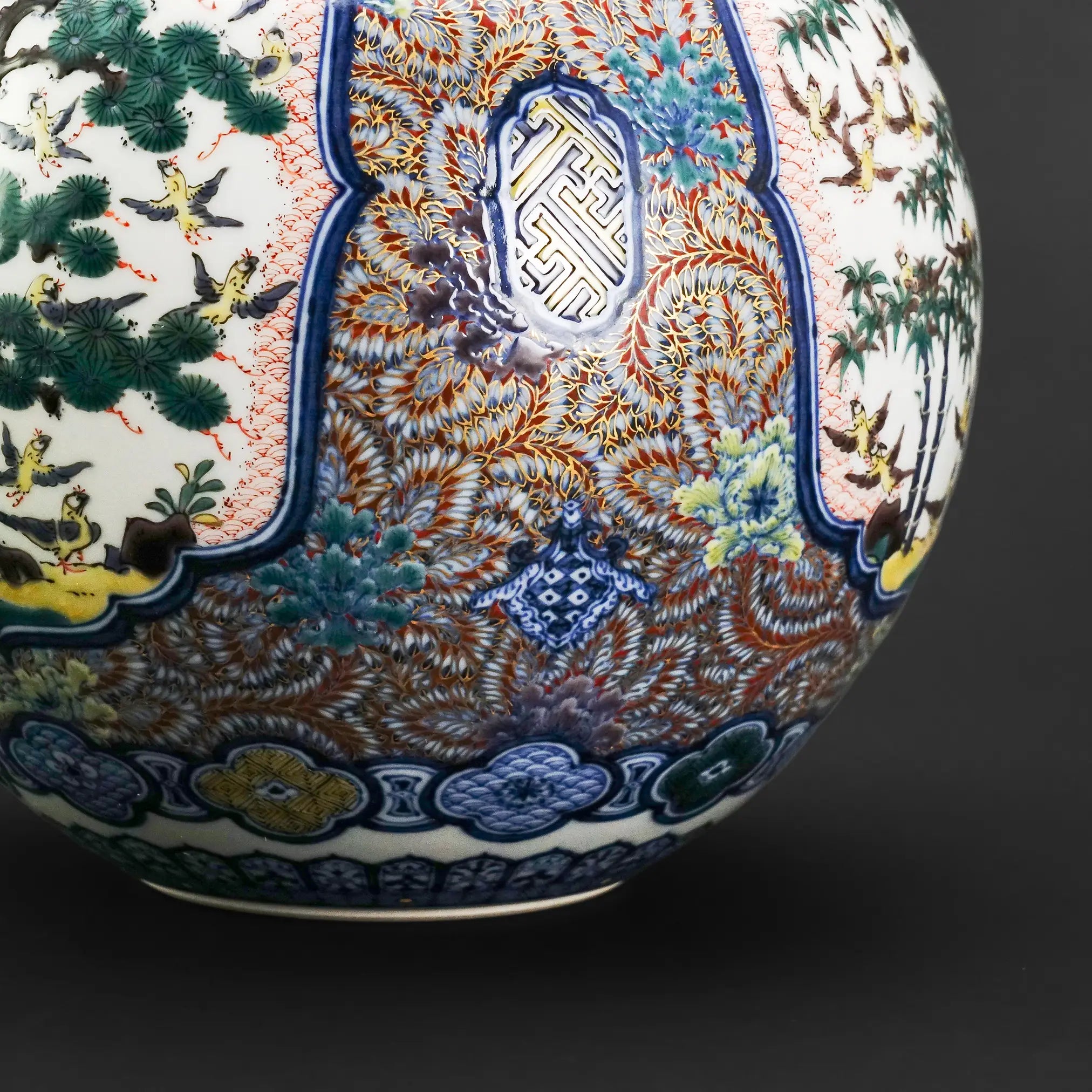 青華紅彩三友文飾壺の細密描写 - 幾何学的な吉祥図案と美しい窓枠の境界