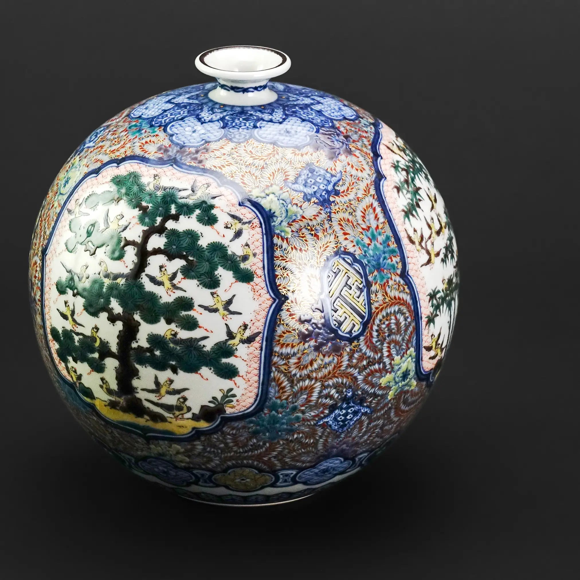 三浦晃禎作 青華紅彩三友文飾壺 - 完璧な球体美がわかる全体画像(斜め横・松と竹の間)