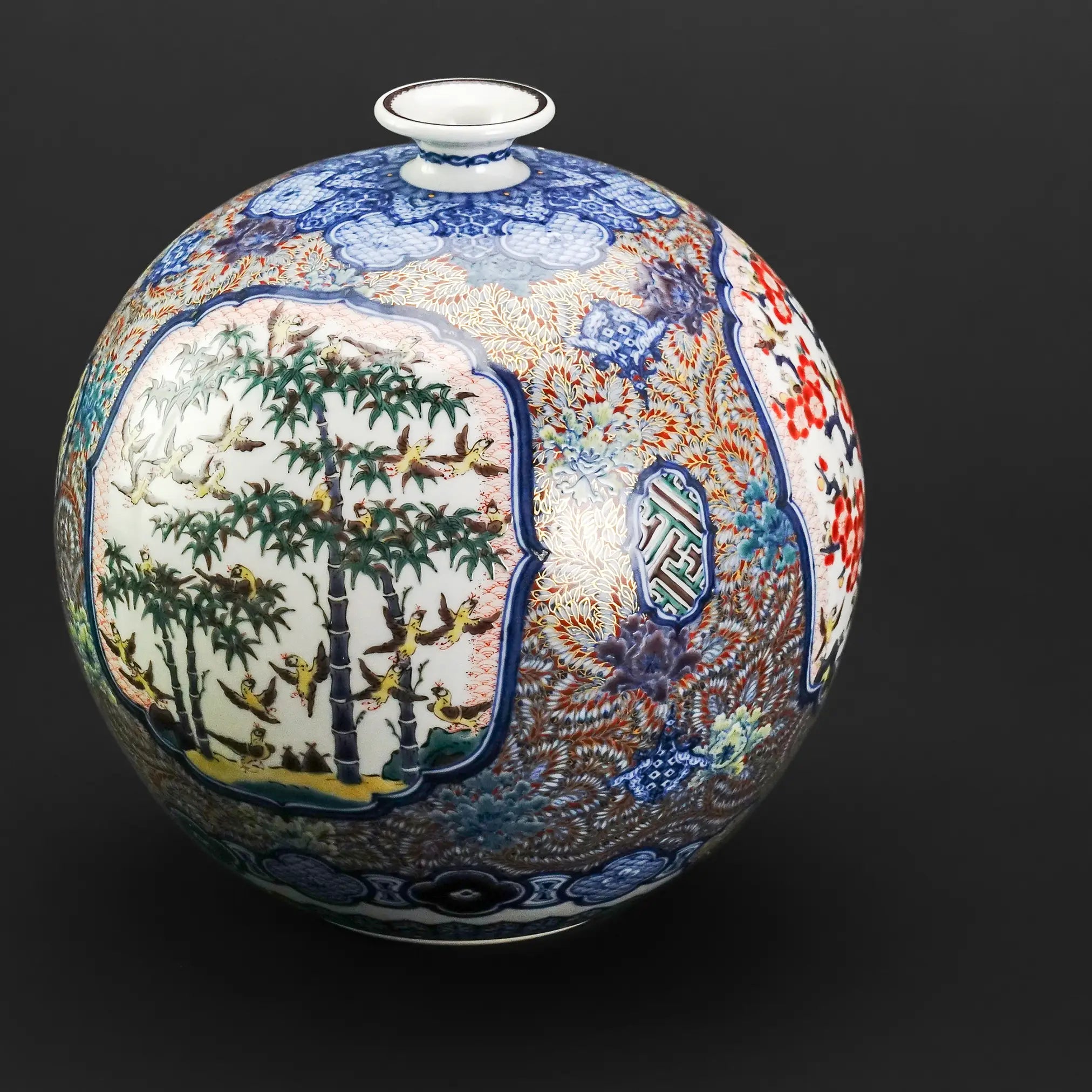 三浦晃禎作 青華紅彩三友文飾壺 - 完璧な球体美がわかる全体画像(斜め横・竹の面)