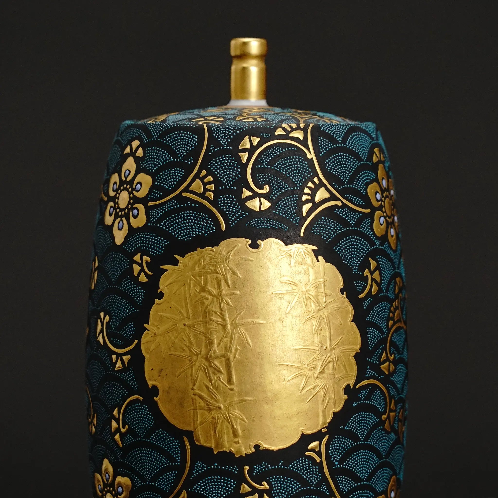 雪輪(ゆきわ)文様の中に描かれた桜、竹、梅のディテール。緻密な色彩と金彩の調和。