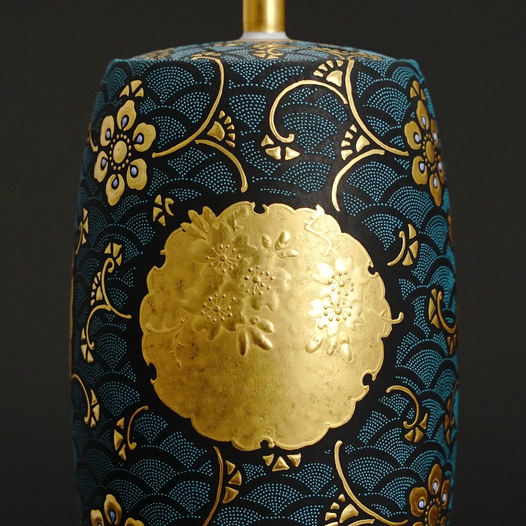 雪輪(ゆきわ)文様の中に描かれた桜、竹、梅のディテール。緻密な色彩と金彩の調和。