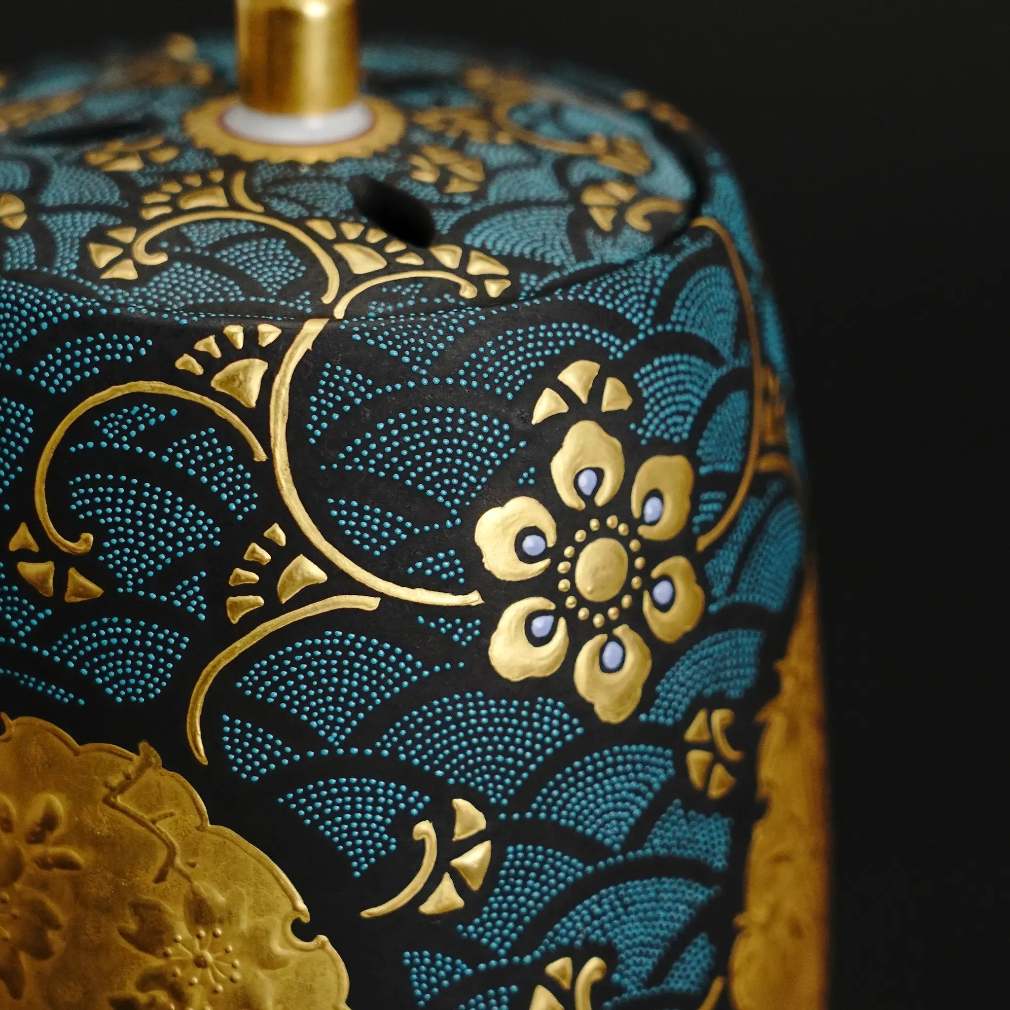 仲田錦玉独自の「渦打青粒」技法の拡大。1ミリ以下の極小の粒が均一に打ち込まれた神業。