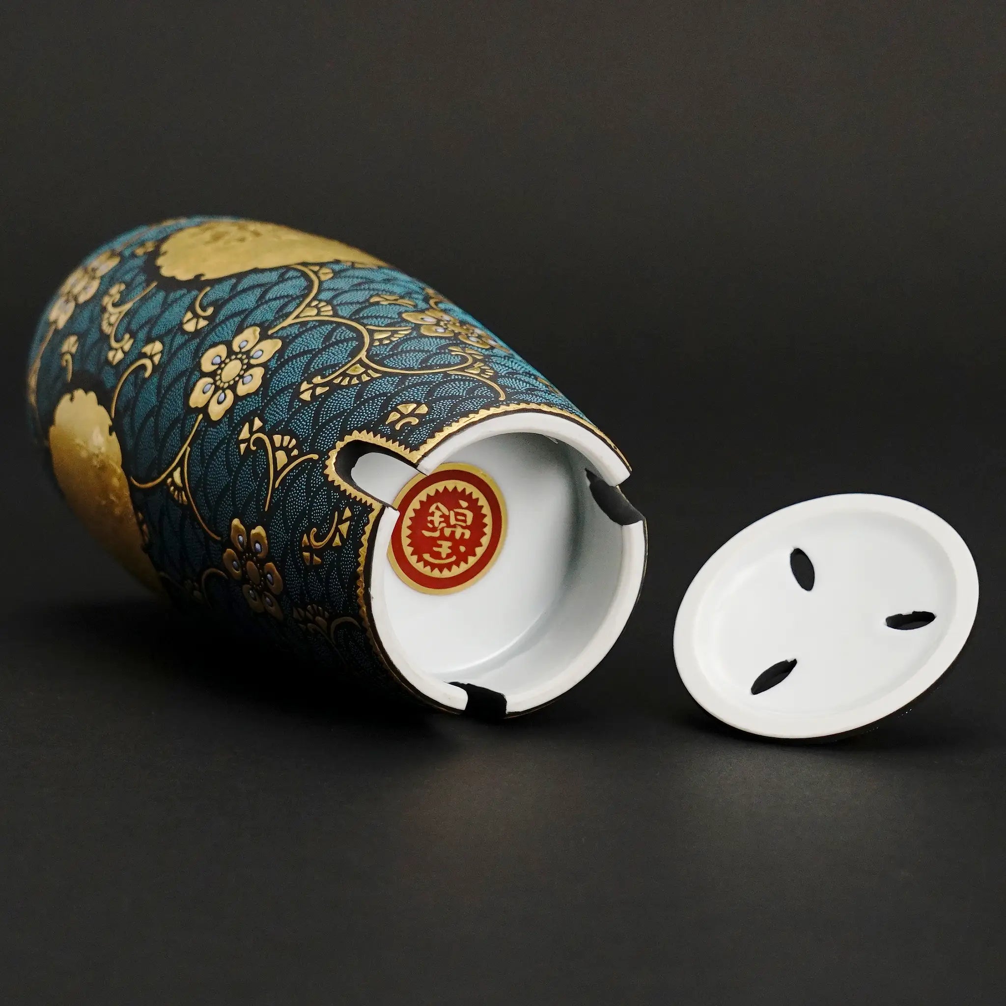 香炉底面の「錦玉」の署名(銘)。三代仲田錦玉本人による真作の証明。