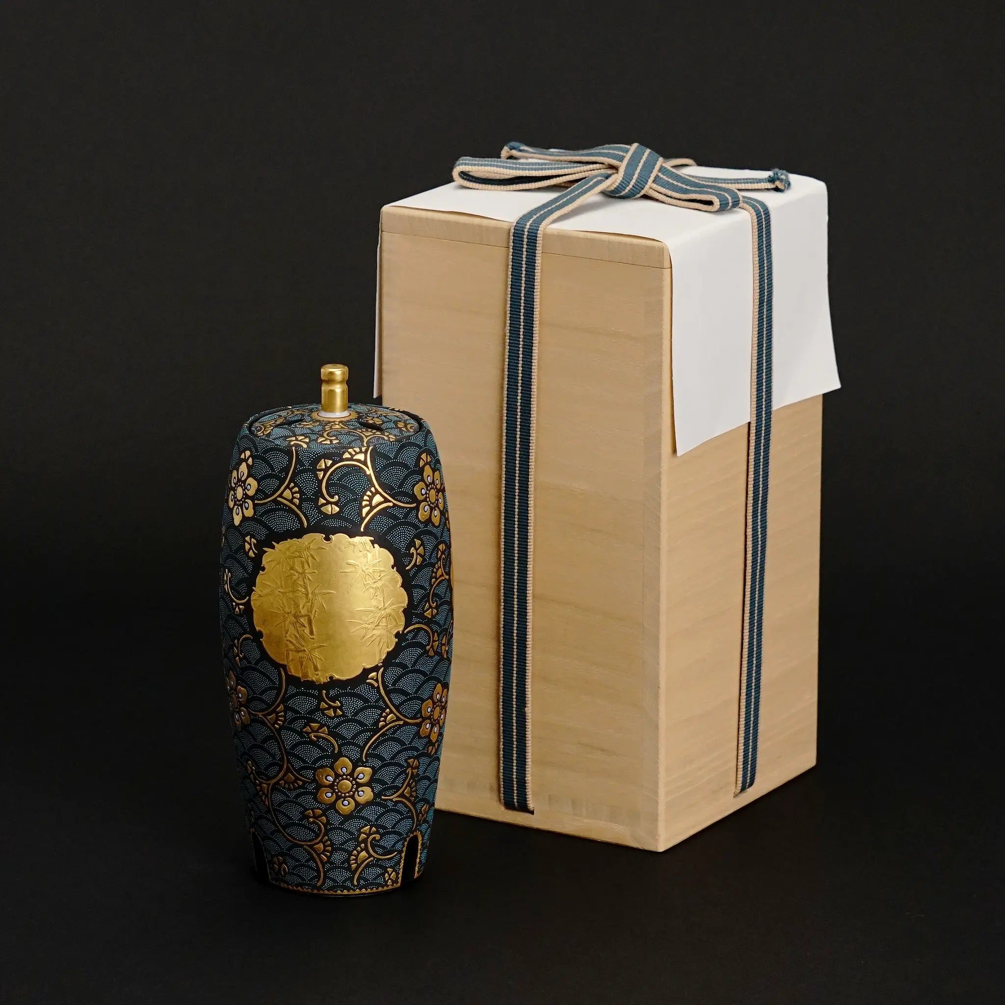 九谷焼 仲田錦玉作 香炉 青粒雪輪に桜竹梅図。精密な青粒技法と縁起の良い桜・竹・梅が描かれた最高級の美術工芸品。