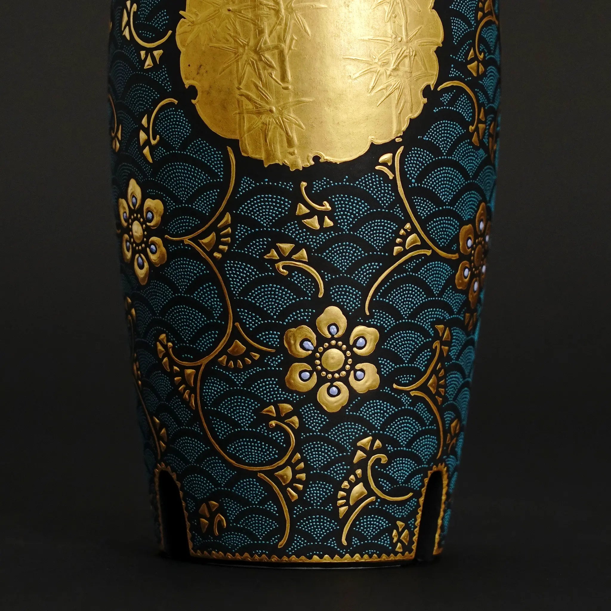 仲田錦玉独自の「渦打青粒」技法の拡大。1ミリ以下の極小の粒が均一に打ち込まれた神業。