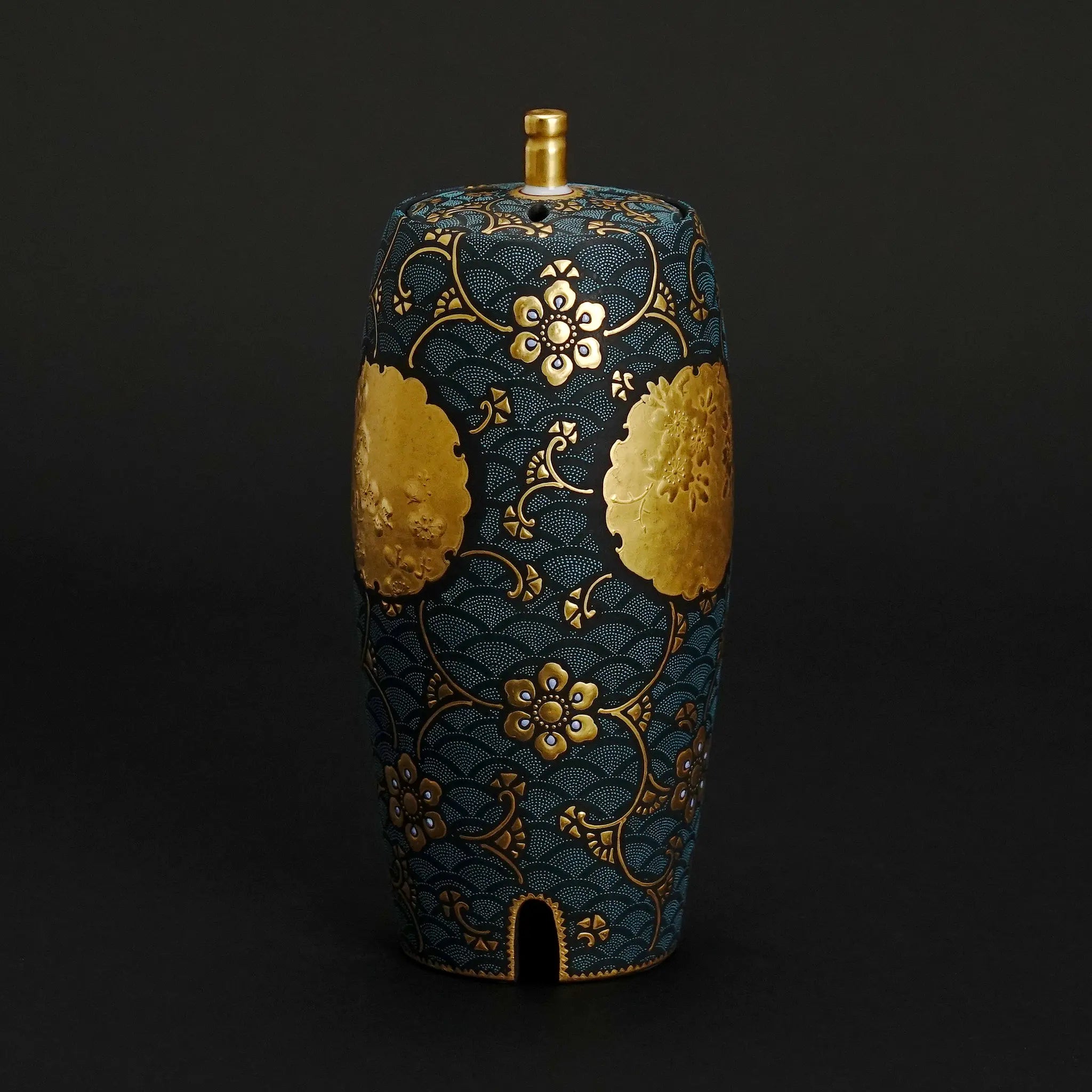 仲田錦玉独自の「渦打青粒」技法の拡大。1ミリ以下の極小の粒が均一に打ち込まれた神業。