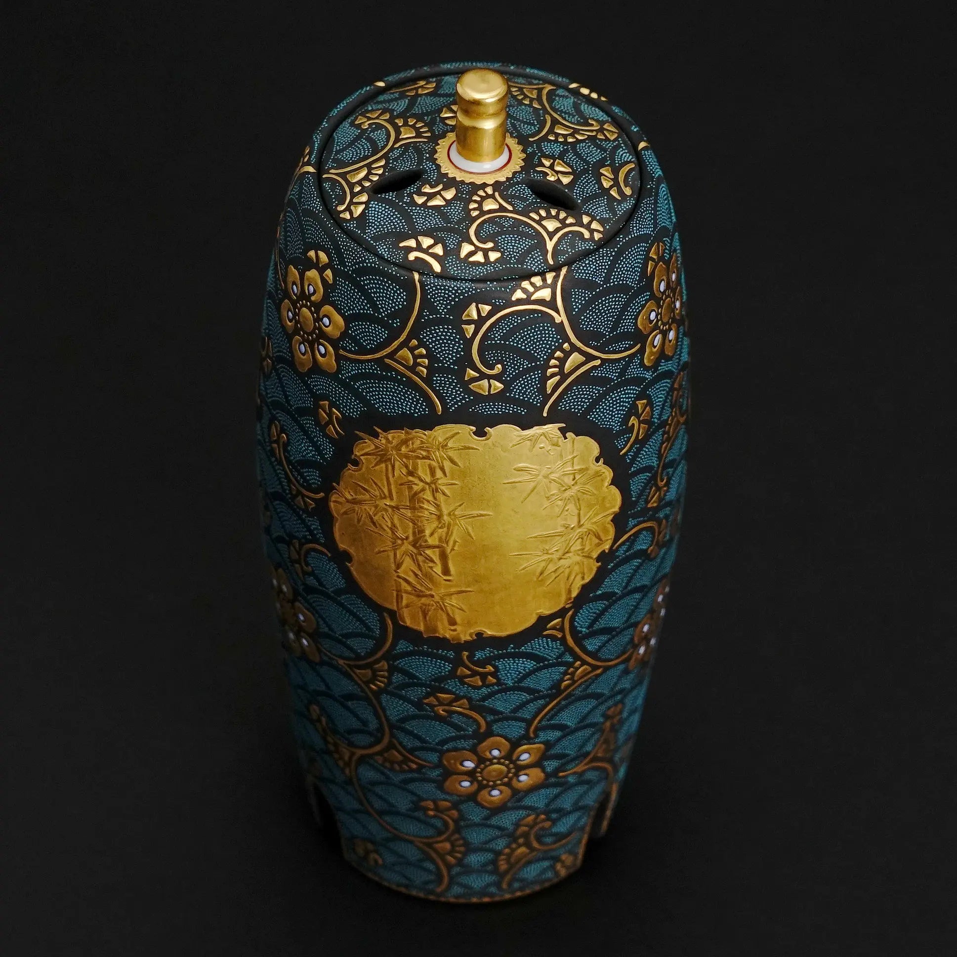 精密な青粒技法と縁起の良い桜・竹・梅が描かれた最高級の美術工芸品。