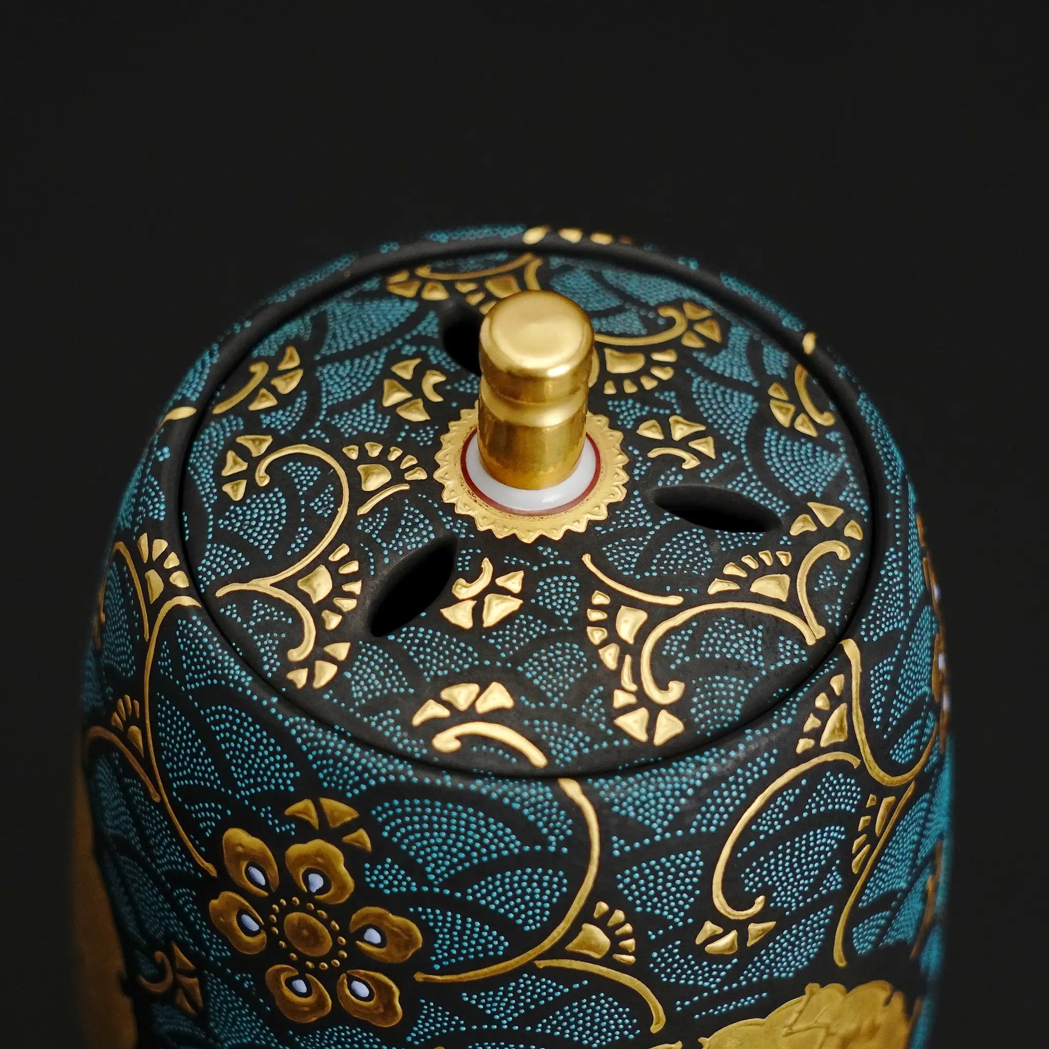 仲田錦玉独自の「渦打青粒」技法の拡大。1ミリ以下の極小の粒が均一に打ち込まれた神業。