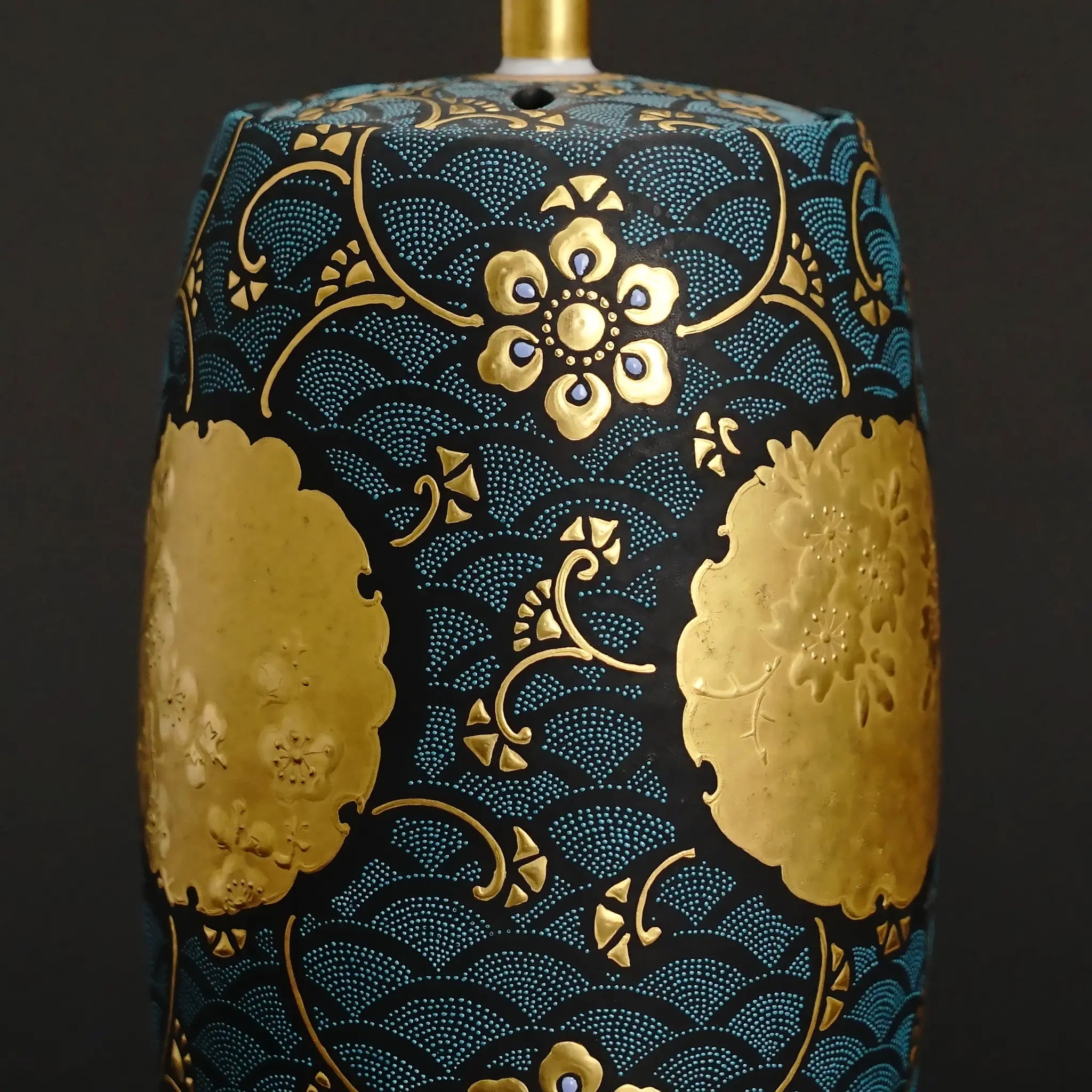 精密な青粒技法と縁起の良い桜・竹・梅が描かれた最高級の美術工芸品。