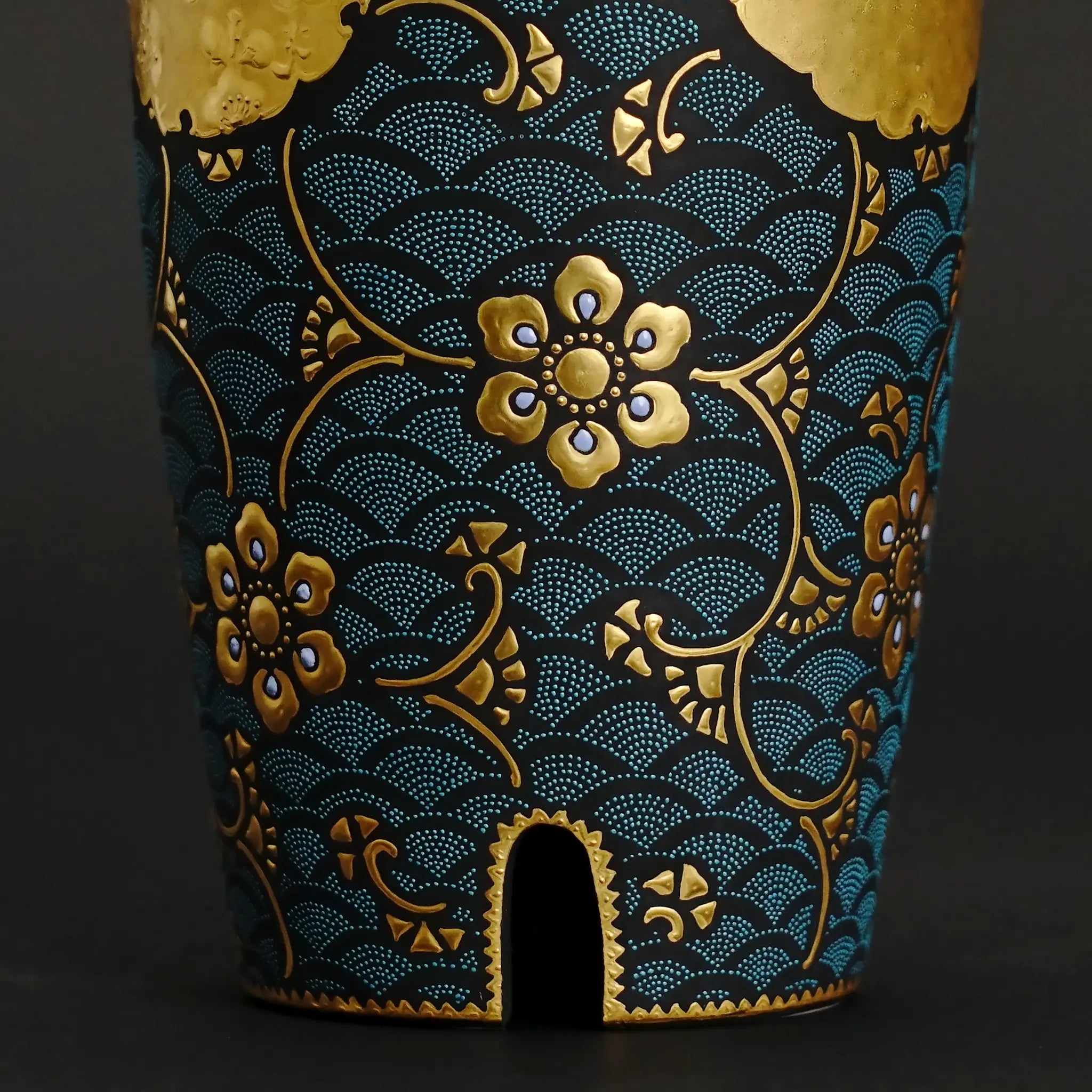 仲田錦玉独自の「渦打青粒」技法の拡大。1ミリ以下の極小の粒が均一に打ち込まれた神業。