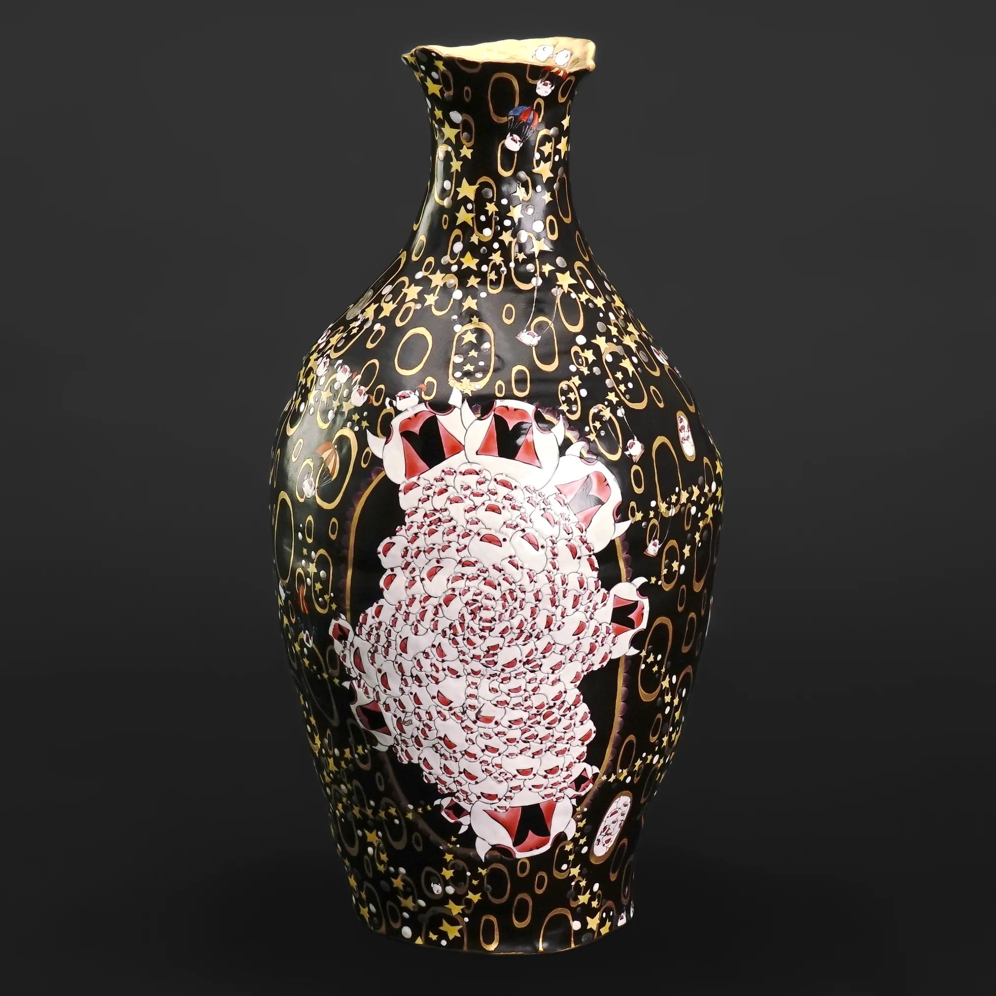 九谷焼作家・山浦早織の大壺「ブンチョーマ侵襲」。黒地に金彩の星が煌めき、無数の文鳥が溢れ出すように造形された独創的な花瓶。