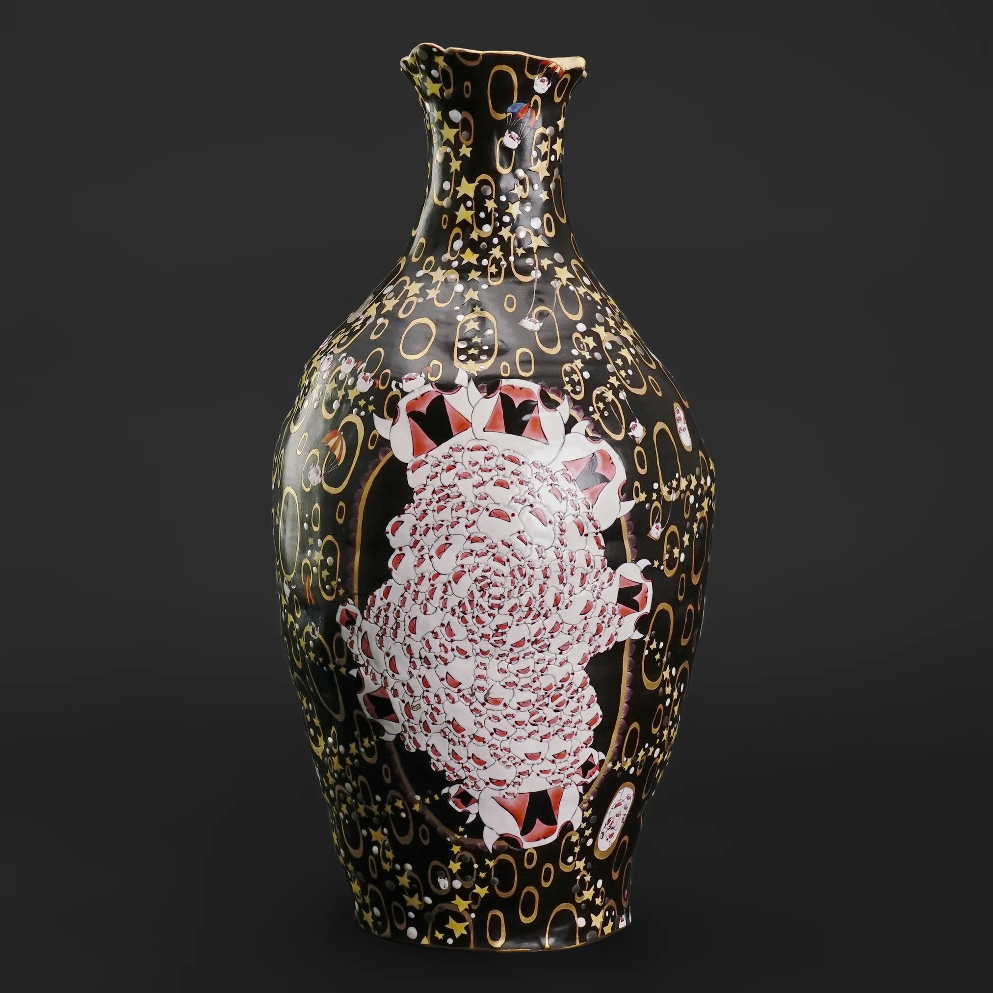 九谷焼作家・山浦早織の大壺「ブンチョーマ侵襲」。黒地に金彩の星が煌めき、無数の文鳥が溢れ出すように造形された独創的な花瓶。