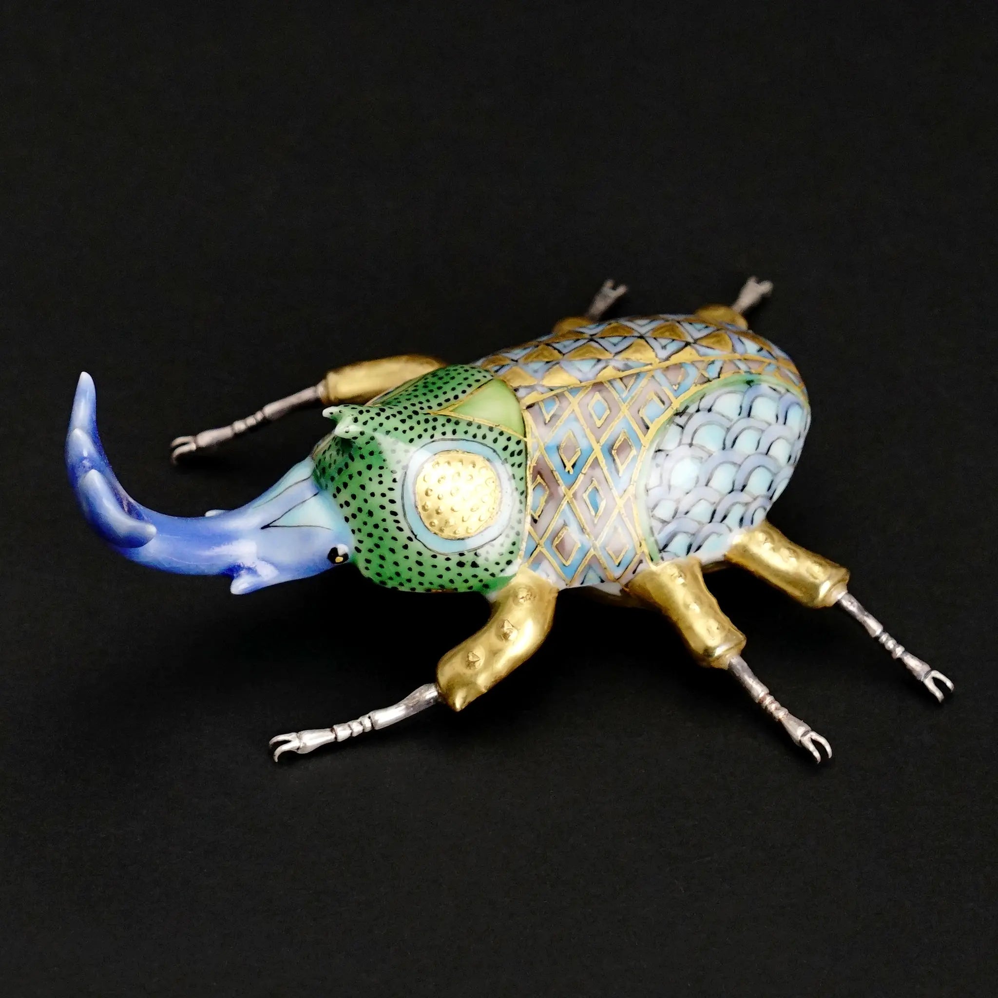 九谷焼 作家・高聡文によるクワガタの置物。彩色金襴手の緻密な文様と、重厚な真鍮製の脚が融合した昆虫アート。