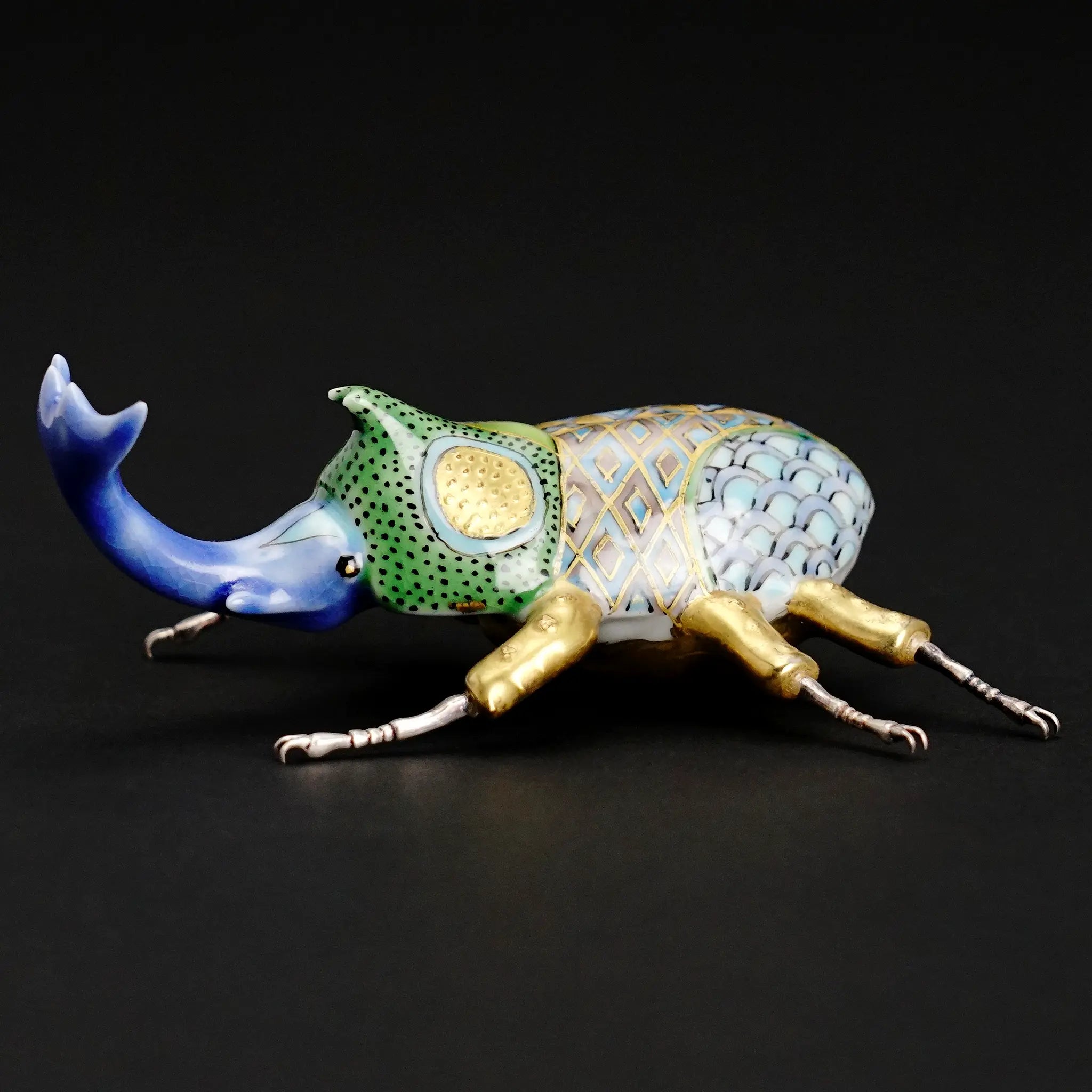 九谷焼 作家・高聡文によるクワガタの置物。彩色金襴手の緻密な文様と、重厚な真鍮製の脚が融合した昆虫アート。