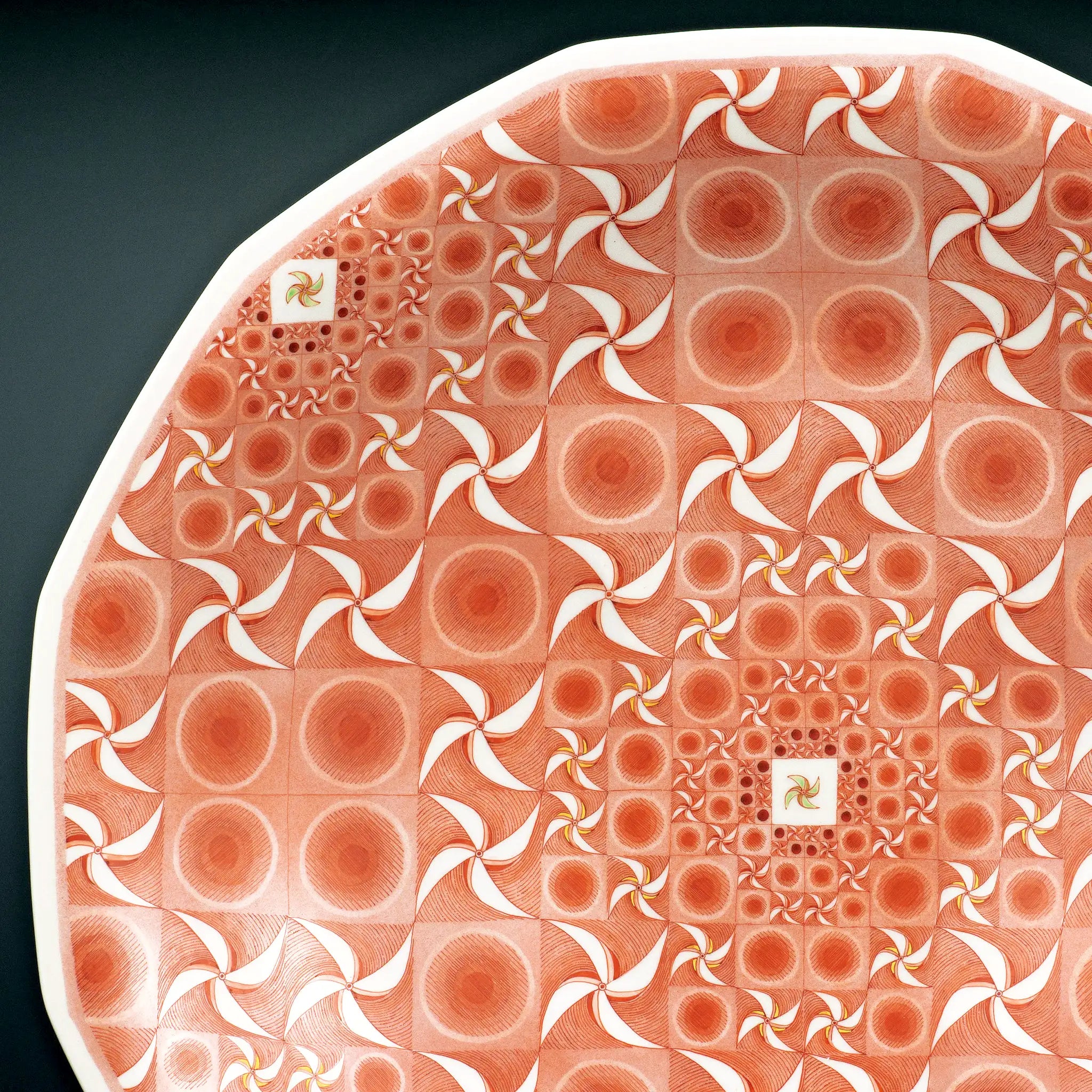 16号（直径約48cm）の堂々たる体躯に施された、福島武山氏の真骨頂である赤絵細描。