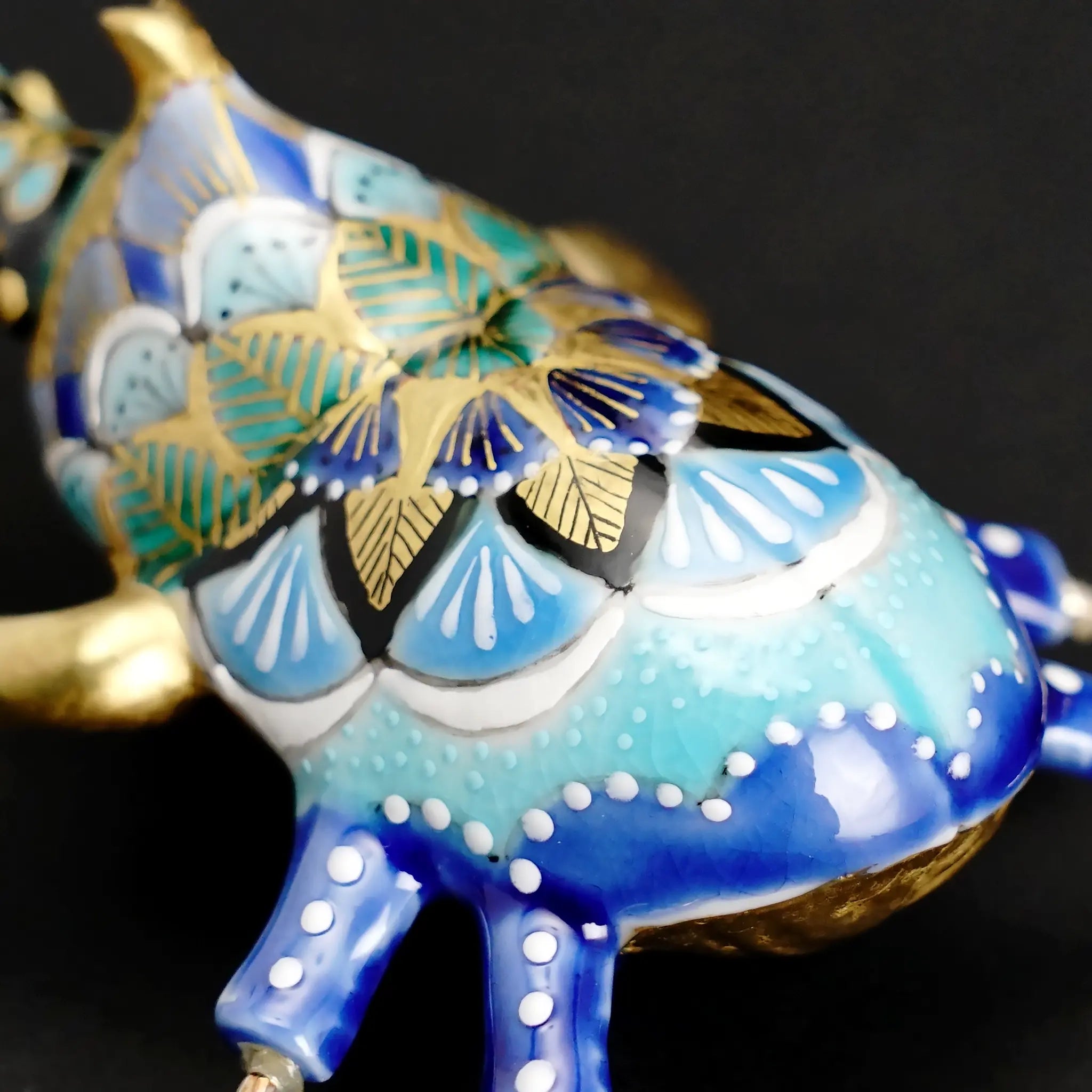 高聡文 カブトムシ フォレストブルー 背中の緻密な彩色金襴手と金彩