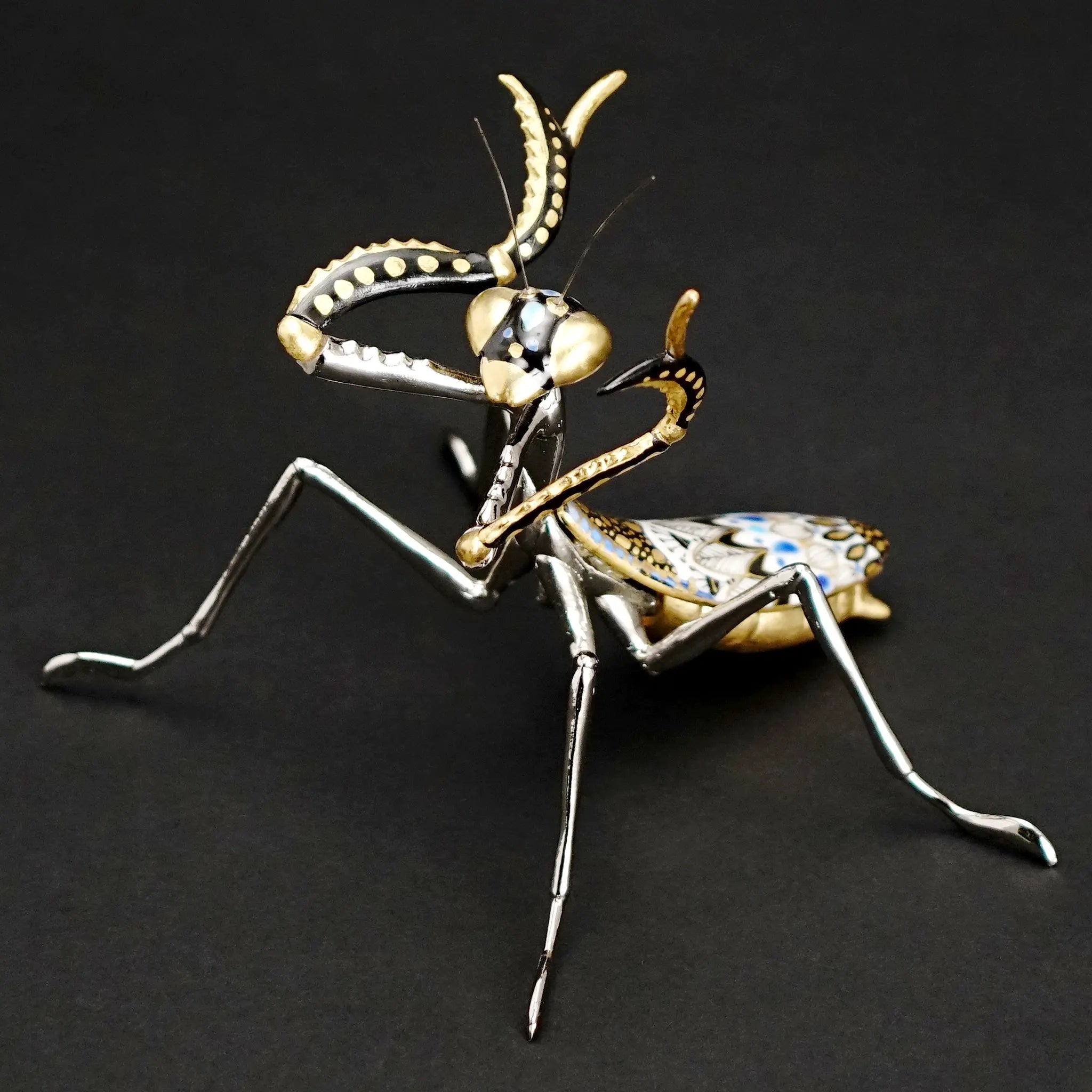 九谷焼の作家・高聡文によるカマキリの置物。彩色金襴手と花詰の技法を用いた繊細な金彩と色彩が施された昆虫アート作品。