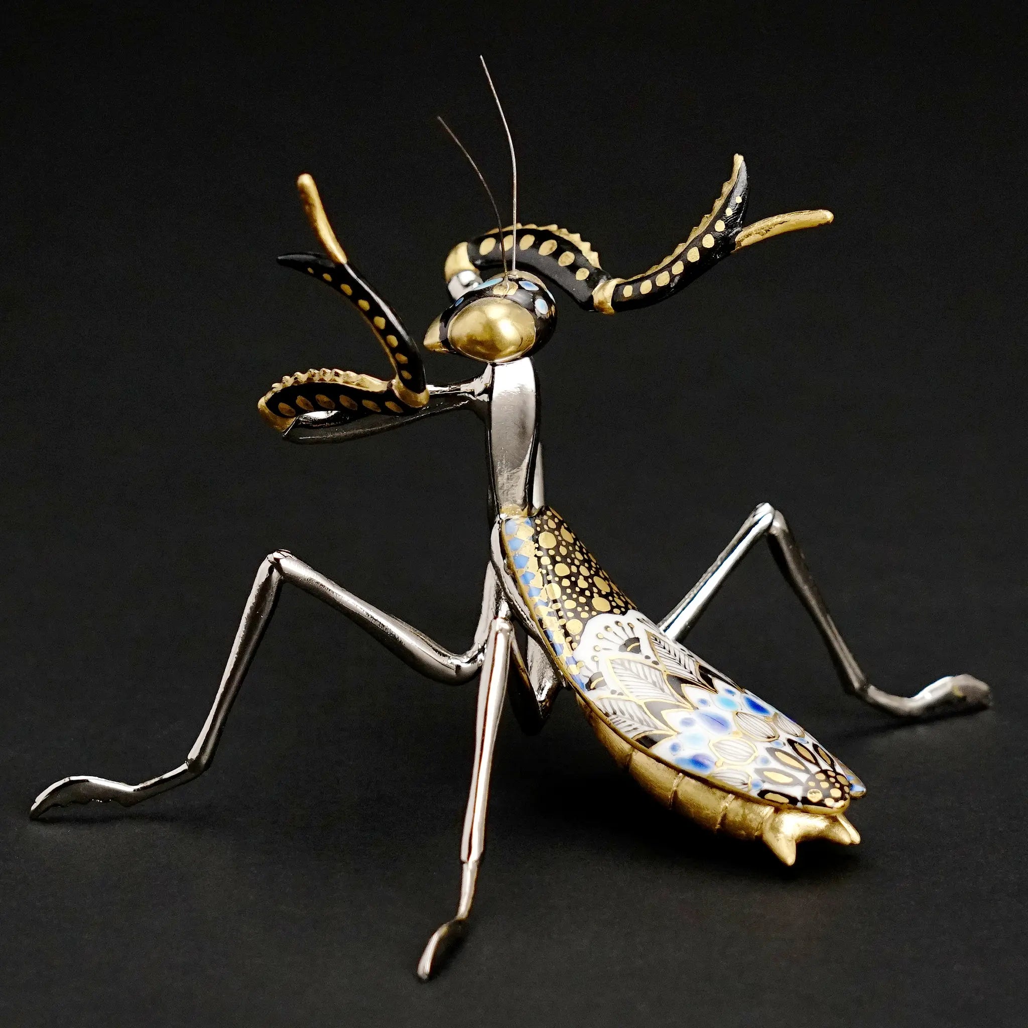 九谷焼の作家・高聡文によるカマキリの置物。彩色金襴手と花詰の技法を用いた繊細な金彩と色彩が施された昆虫アート作品。