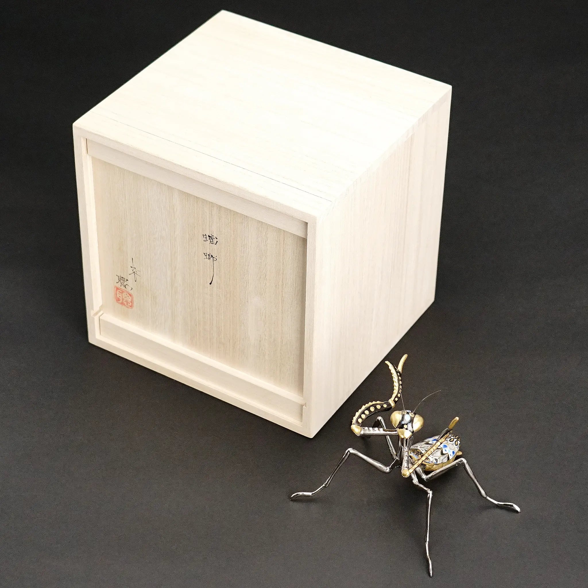 九谷焼の作家・高聡文によるカマキリの置物。彩色金襴手と花詰の技法を用いた繊細な金彩と色彩が施された昆虫アート作品。