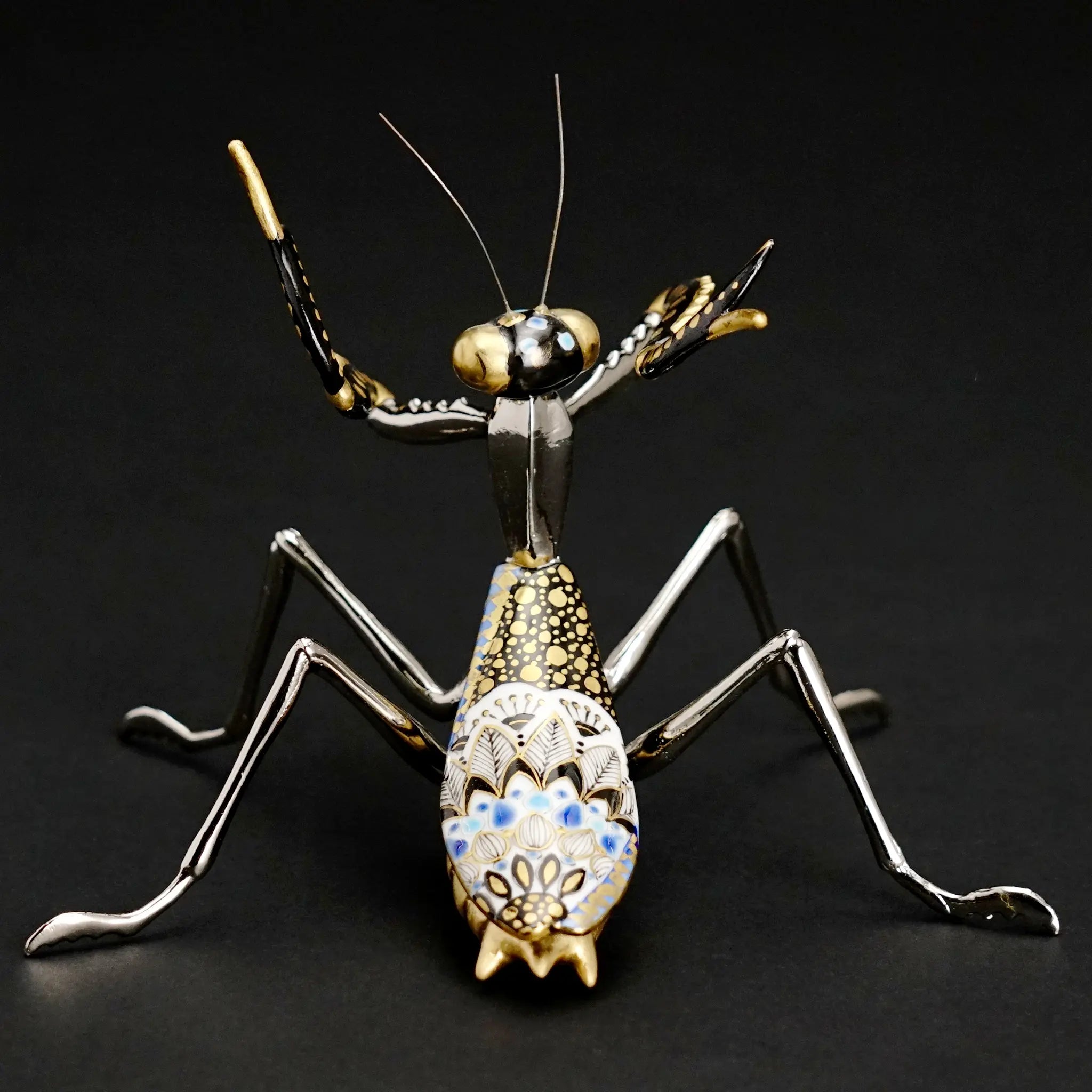 九谷焼の作家・高聡文によるカマキリの置物。彩色金襴手と花詰の技法を用いた繊細な金彩と色彩が施された昆虫アート作品。