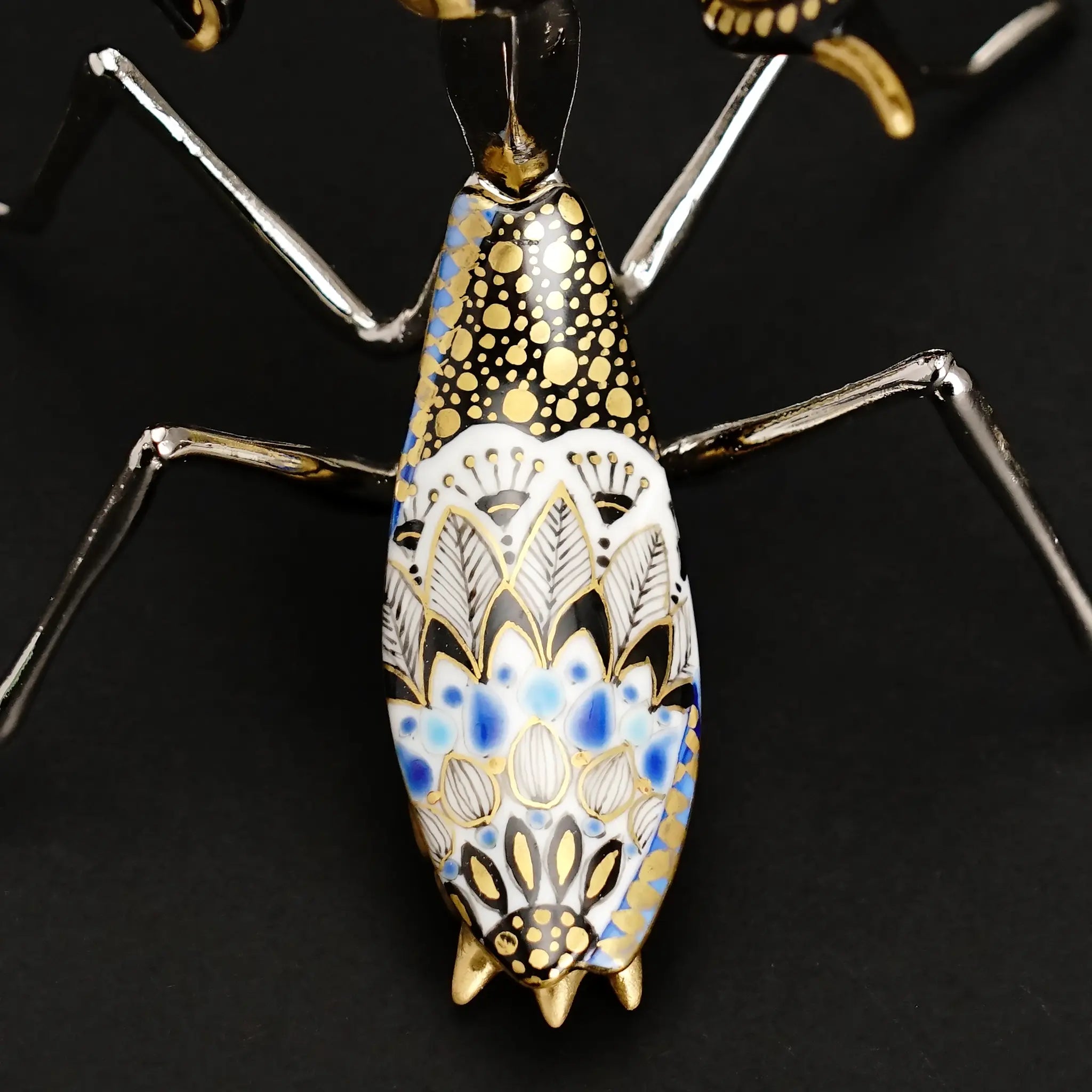 九谷焼の作家・高聡文によるカマキリの置物。彩色金襴手と花詰の技法を用いた繊細な金彩と色彩が施された昆虫アート作品。