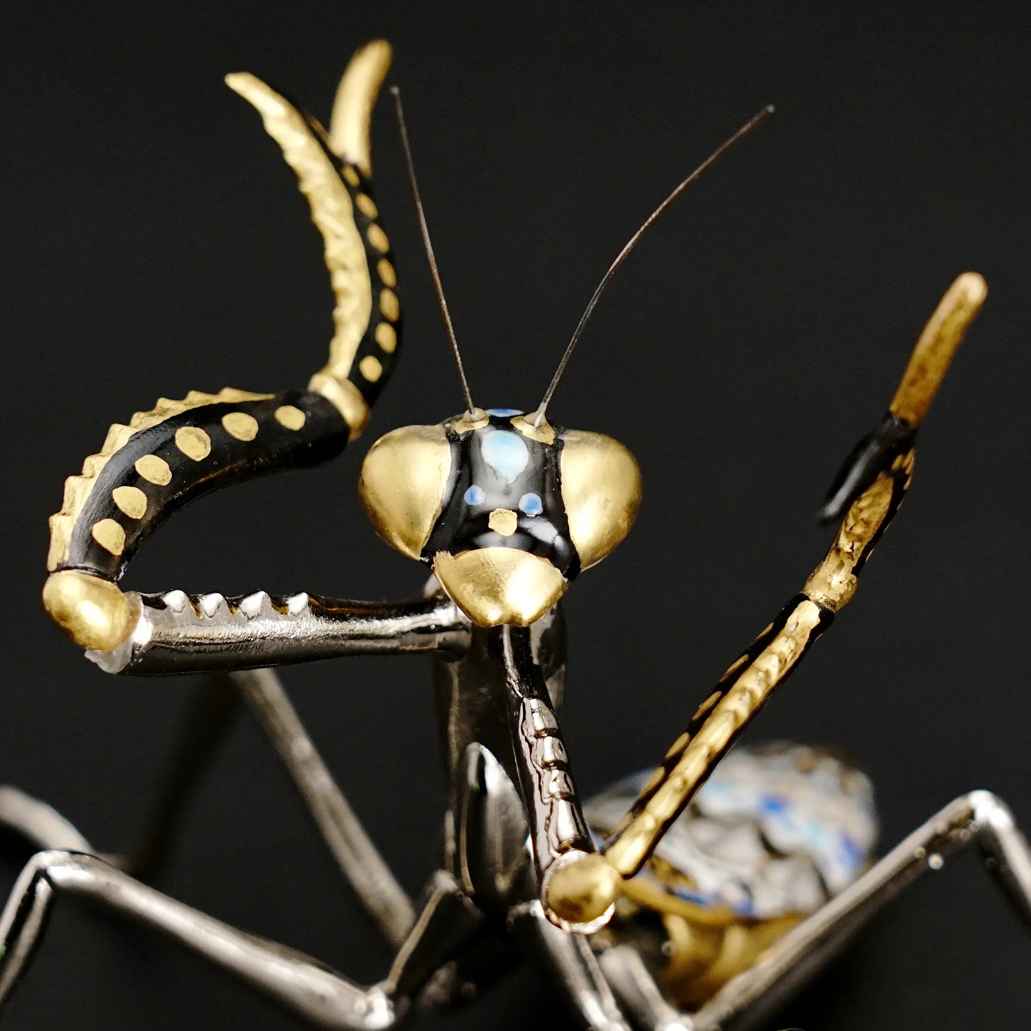 九谷焼の作家・高聡文によるカマキリの置物。彩色金襴手と花詰の技法を用いた繊細な金彩と色彩が施された昆虫アート作品。