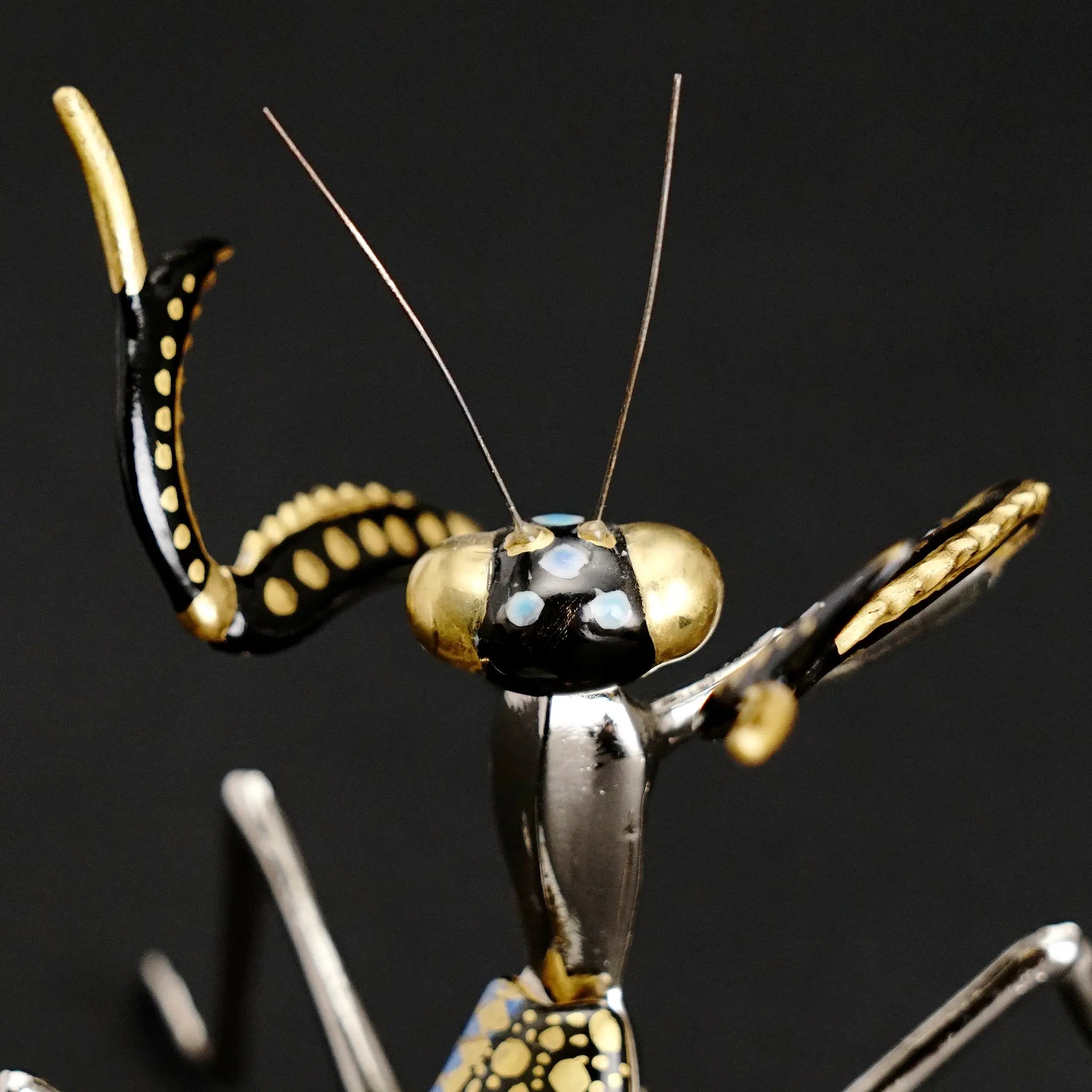 九谷焼の作家・高聡文によるカマキリの置物。彩色金襴手と花詰の技法を用いた繊細な金彩と色彩が施された昆虫アート作品。