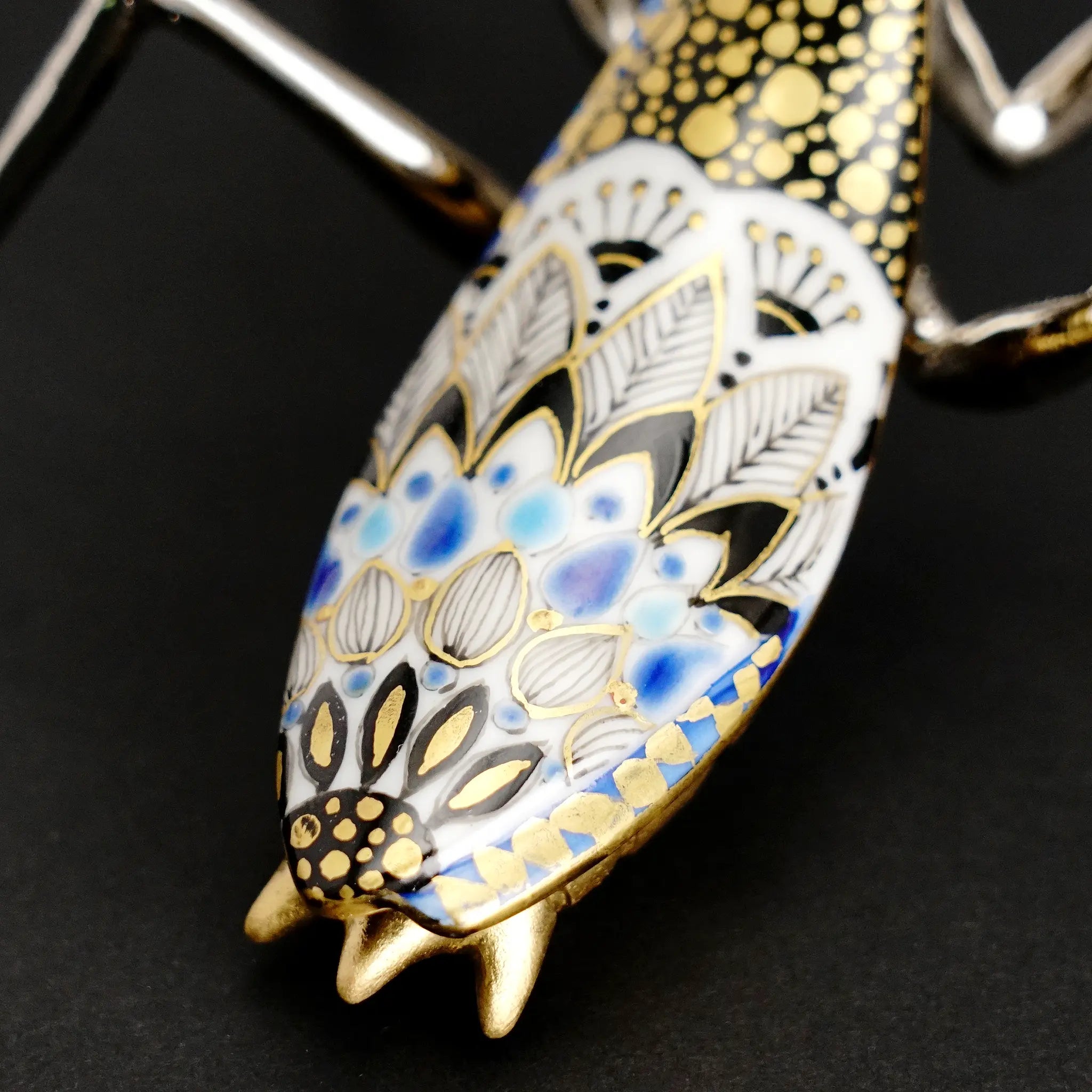 九谷焼の作家・高聡文によるカマキリの置物。彩色金襴手と花詰の技法を用いた繊細な金彩と色彩が施された昆虫アート作品。