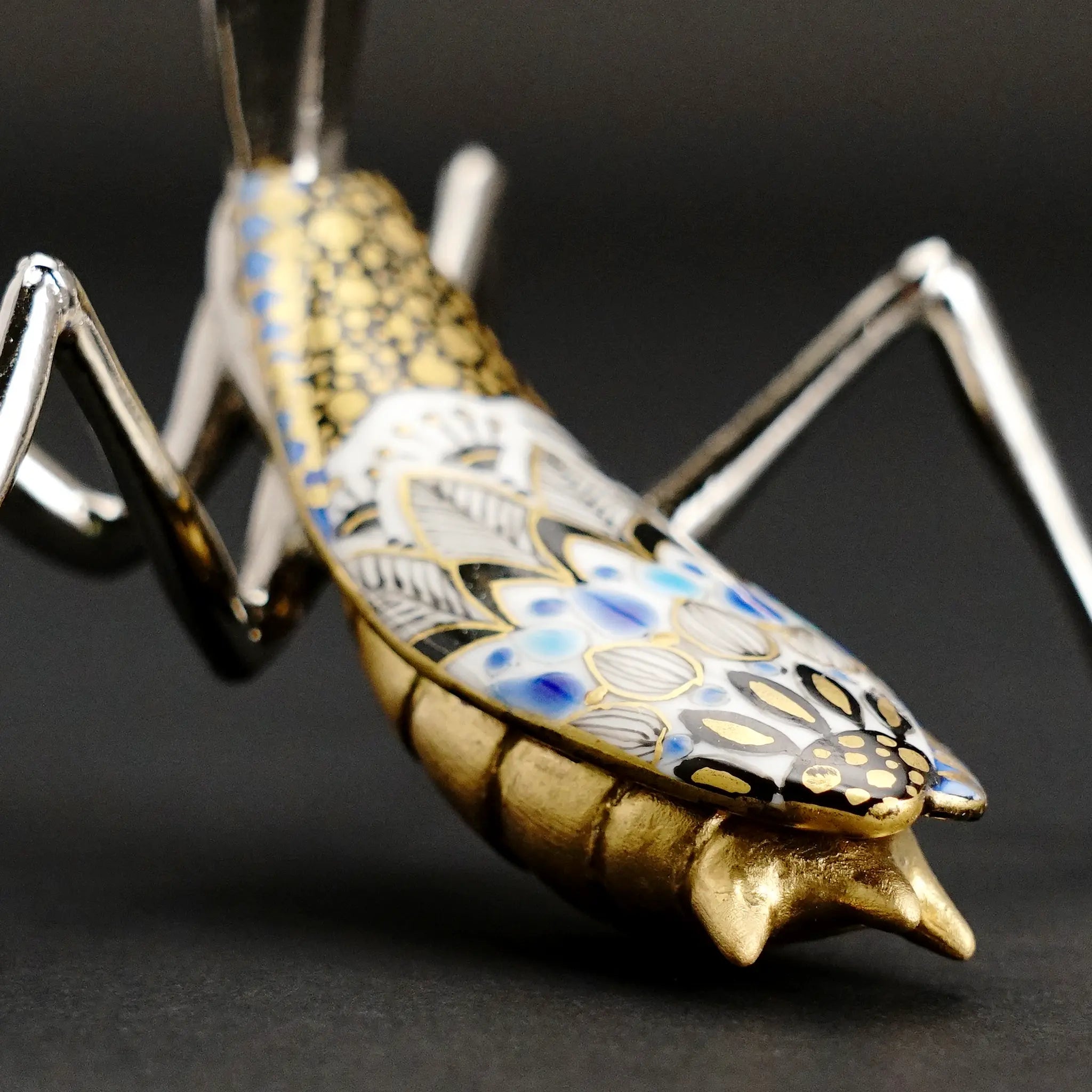 九谷焼の作家・高聡文によるカマキリの置物。彩色金襴手と花詰の技法を用いた繊細な金彩と色彩が施された昆虫アート作品。