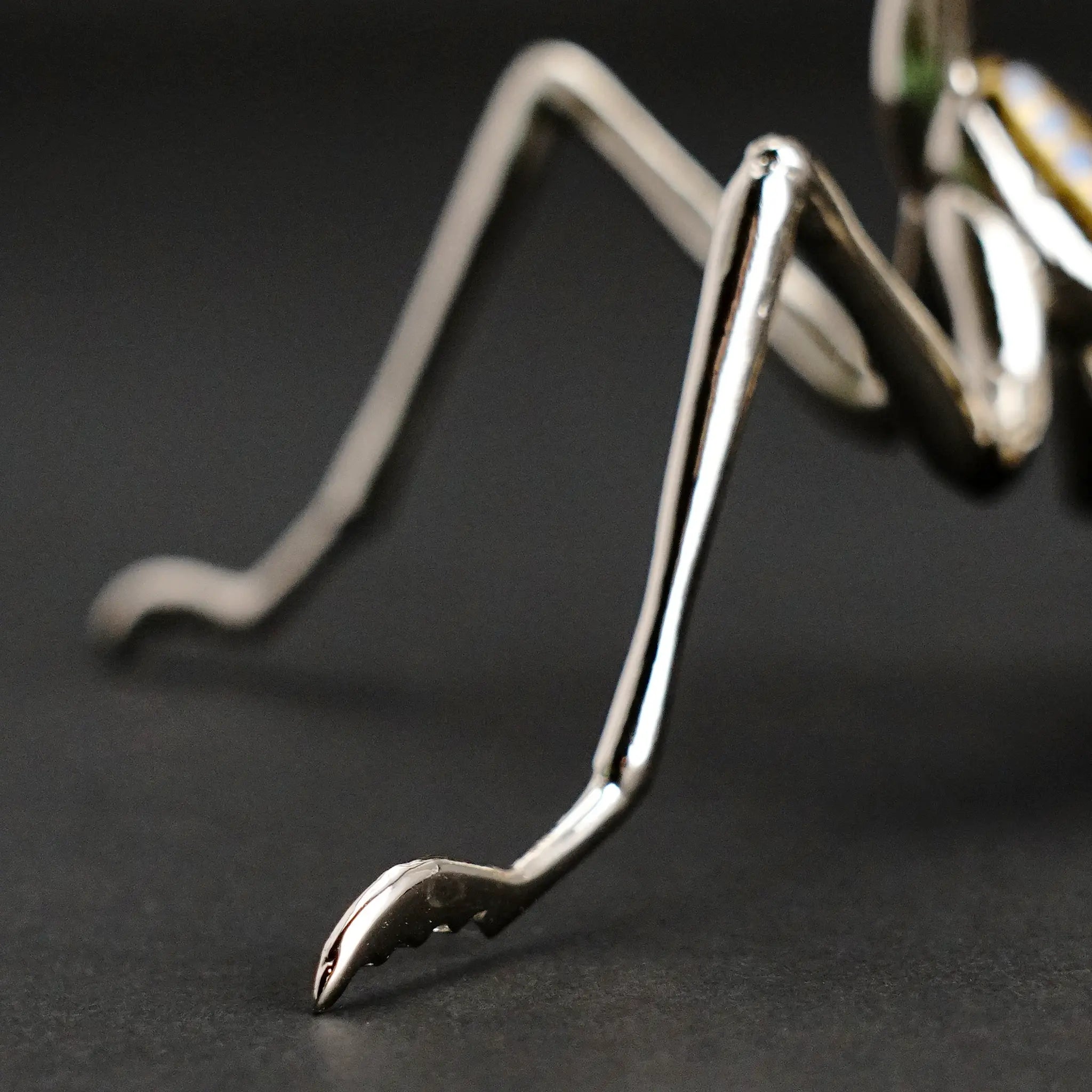 九谷焼の作家・高聡文によるカマキリの置物。彩色金襴手と花詰の技法を用いた繊細な金彩と色彩が施された昆虫アート作品。