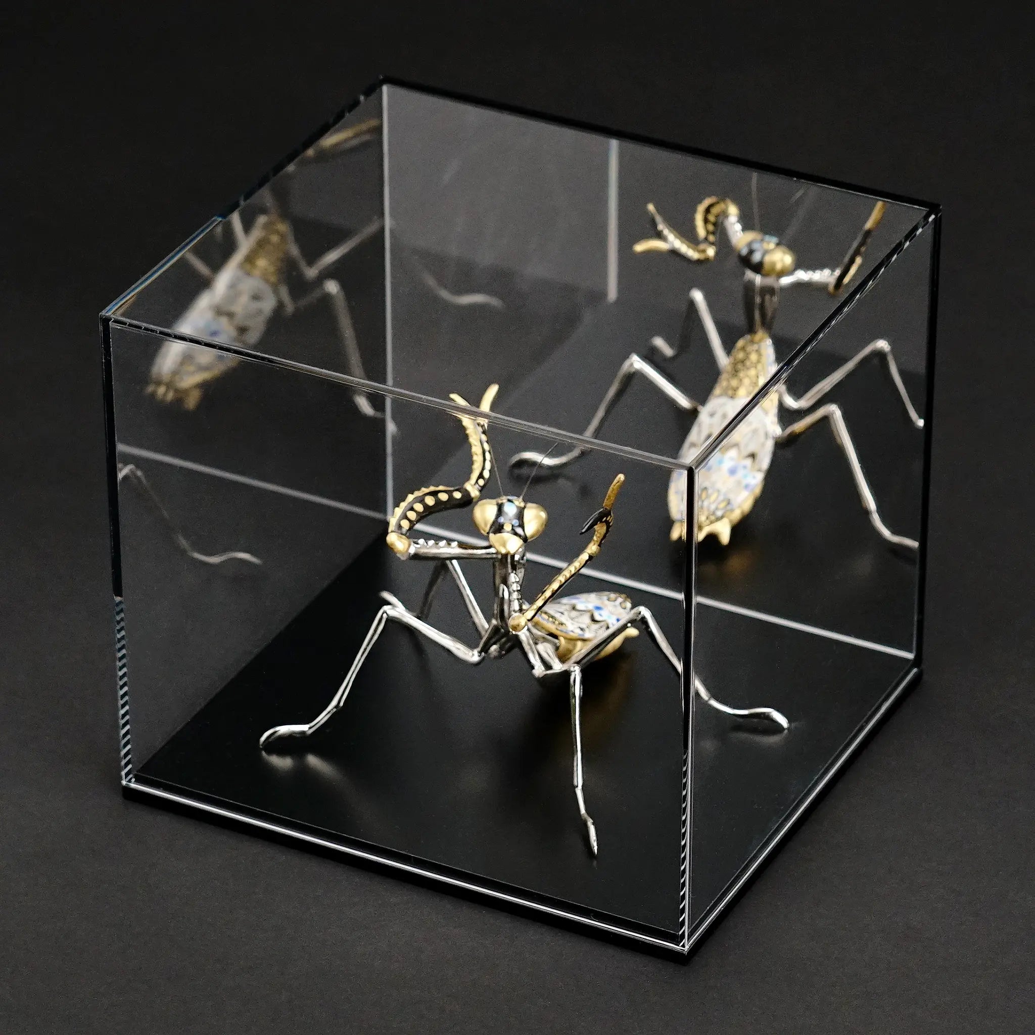 九谷焼の作家・高聡文によるカマキリの置物。彩色金襴手と花詰の技法を用いた繊細な金彩と色彩が施された昆虫アート作品。