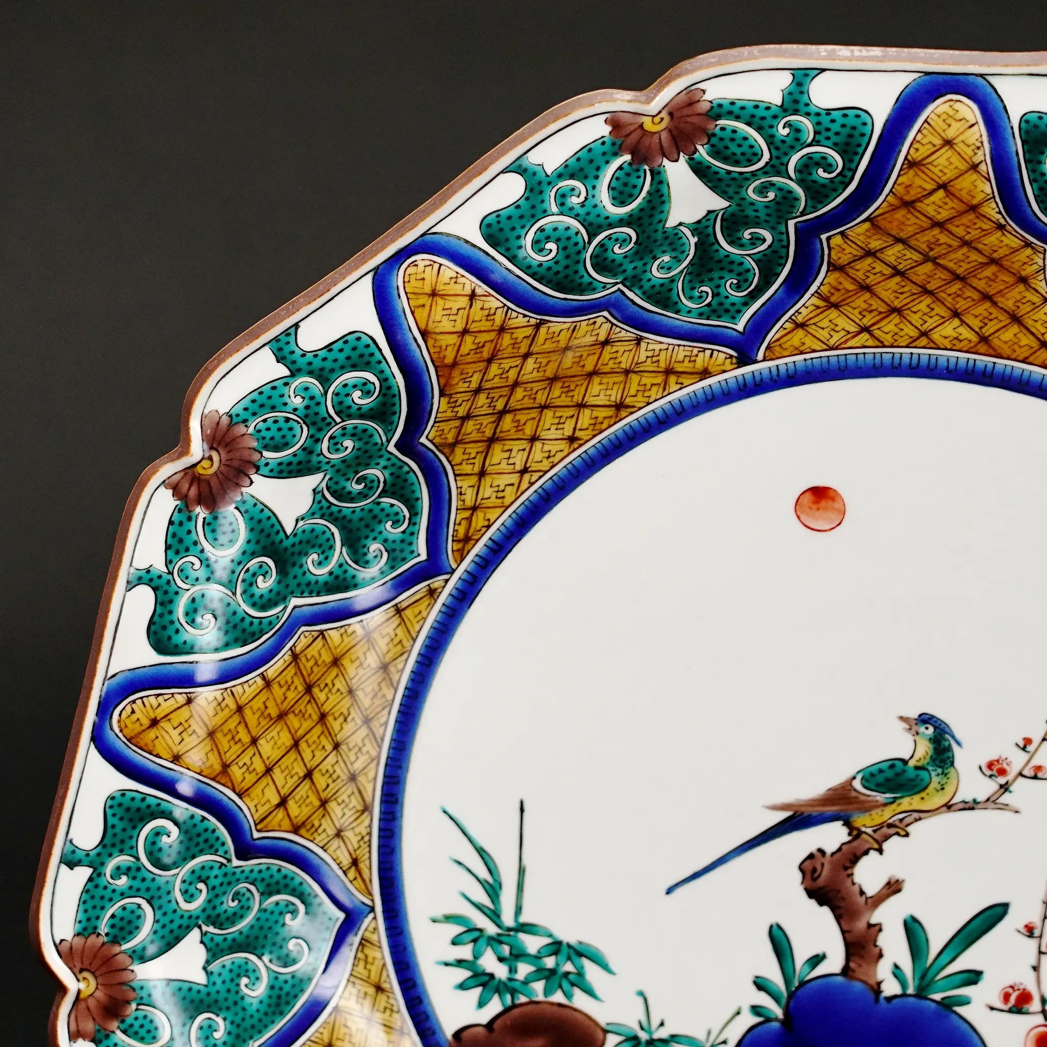 三代為吉氏独自の深みのある色彩で描かれた松竹梅。古九谷の伝統を継承する色絵のディテール。