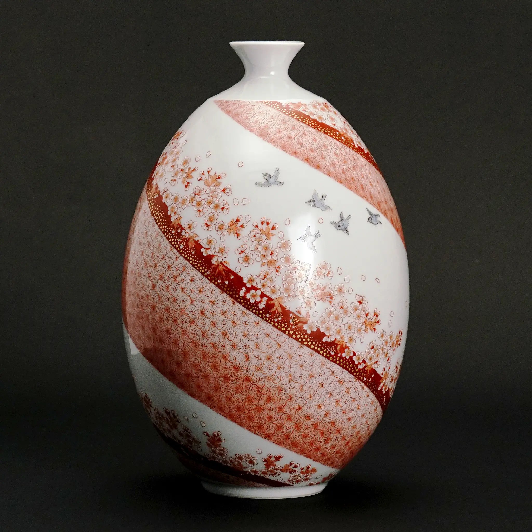 九谷焼 福島武山作 9.5号花瓶 桜舞。赤絵細描による緻密な小紋と桜、鳥が描かれた最高級の美術工芸品。