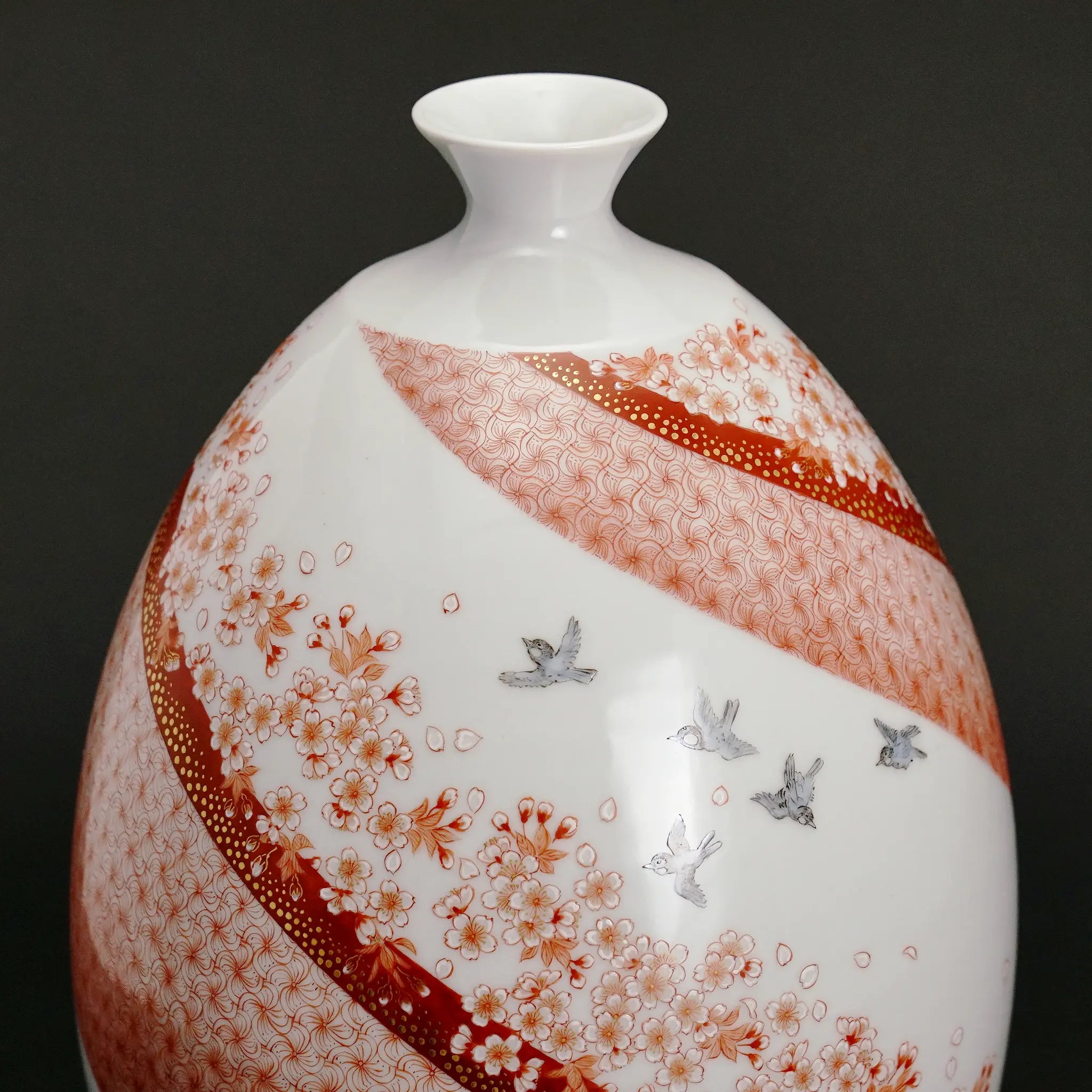 福島武山氏の真骨頂である赤絵細描のアップ。赤一色の濃淡のみで表現された豊かな色彩感。