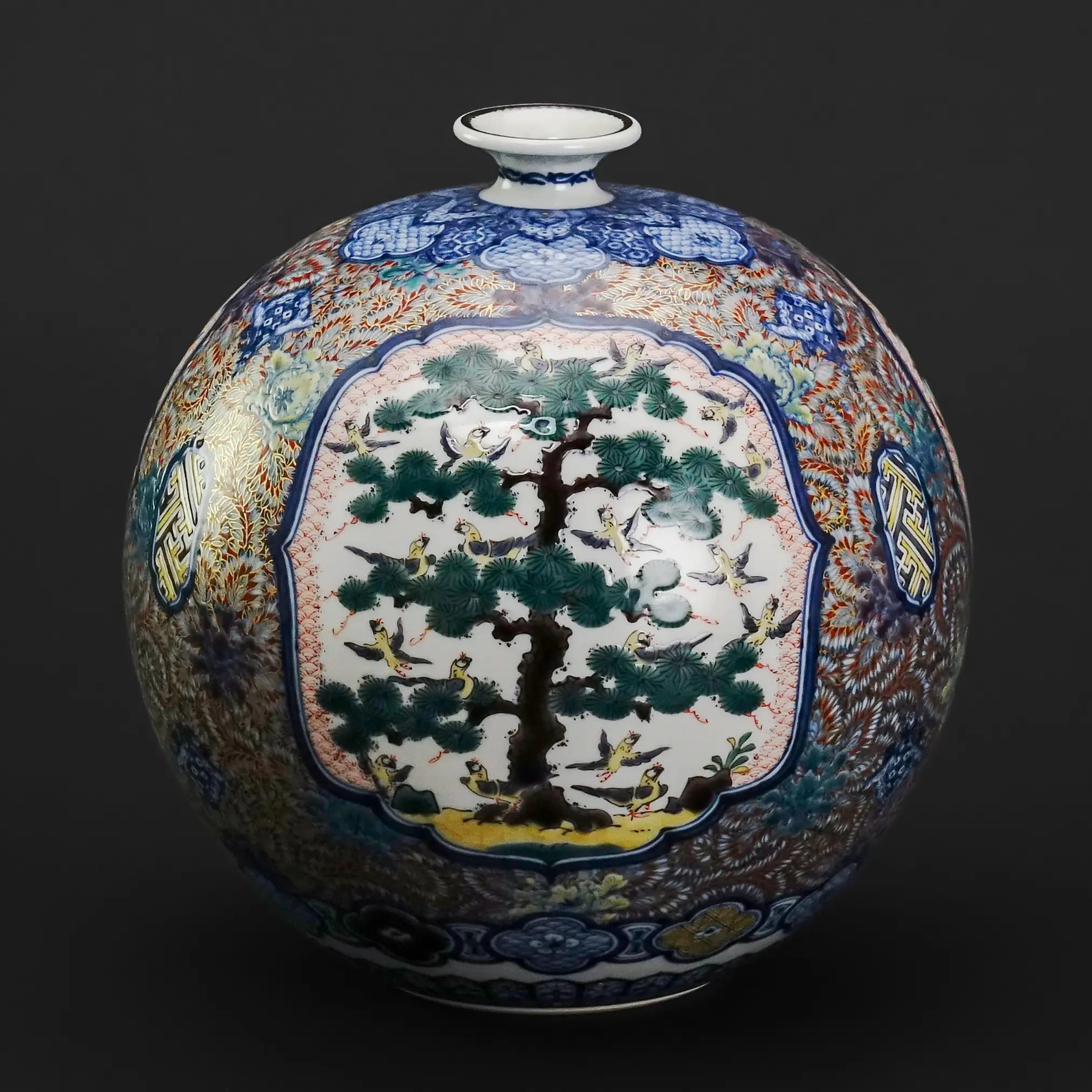 三浦晃禎作 青華紅彩三友文飾壺 - 威厳ある松と鳥の窓絵