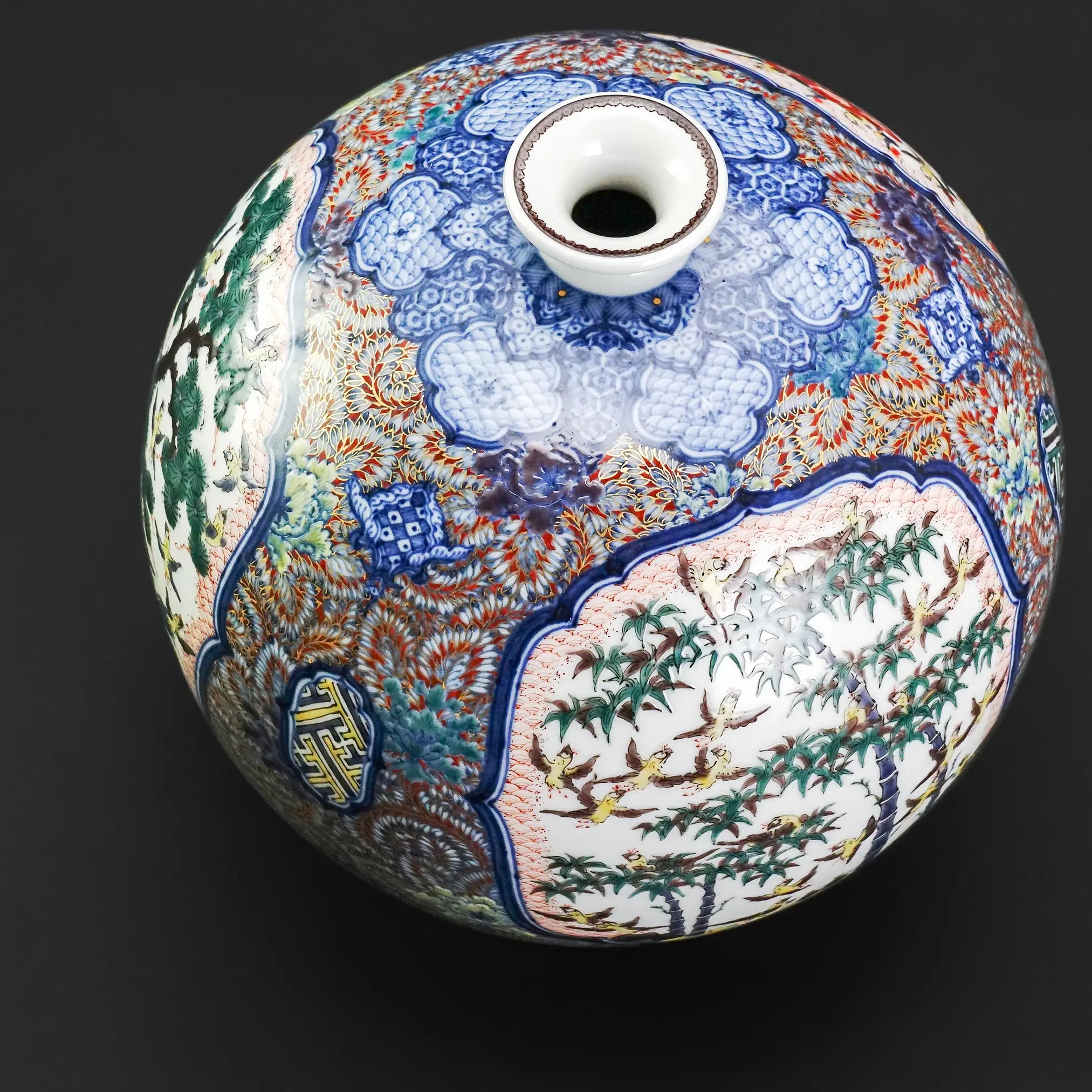 三浦晃禎作 青華紅彩三友文飾壺 - 完璧な球体美がわかる全体画像（斜め横・竹の面）