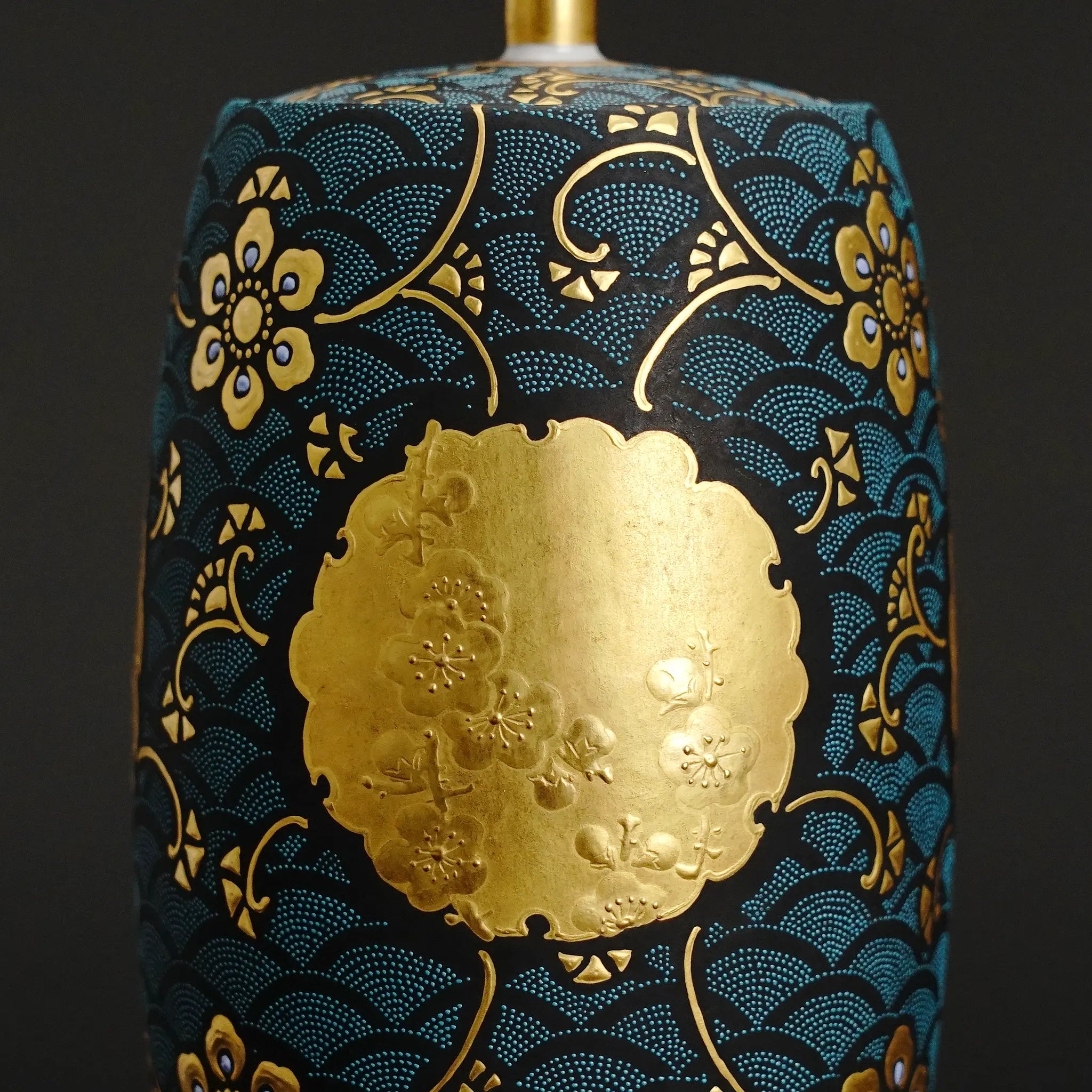 雪輪（ゆきわ）文様の中に描かれた桜、竹、梅のディテール。緻密な色彩と金彩の調和。