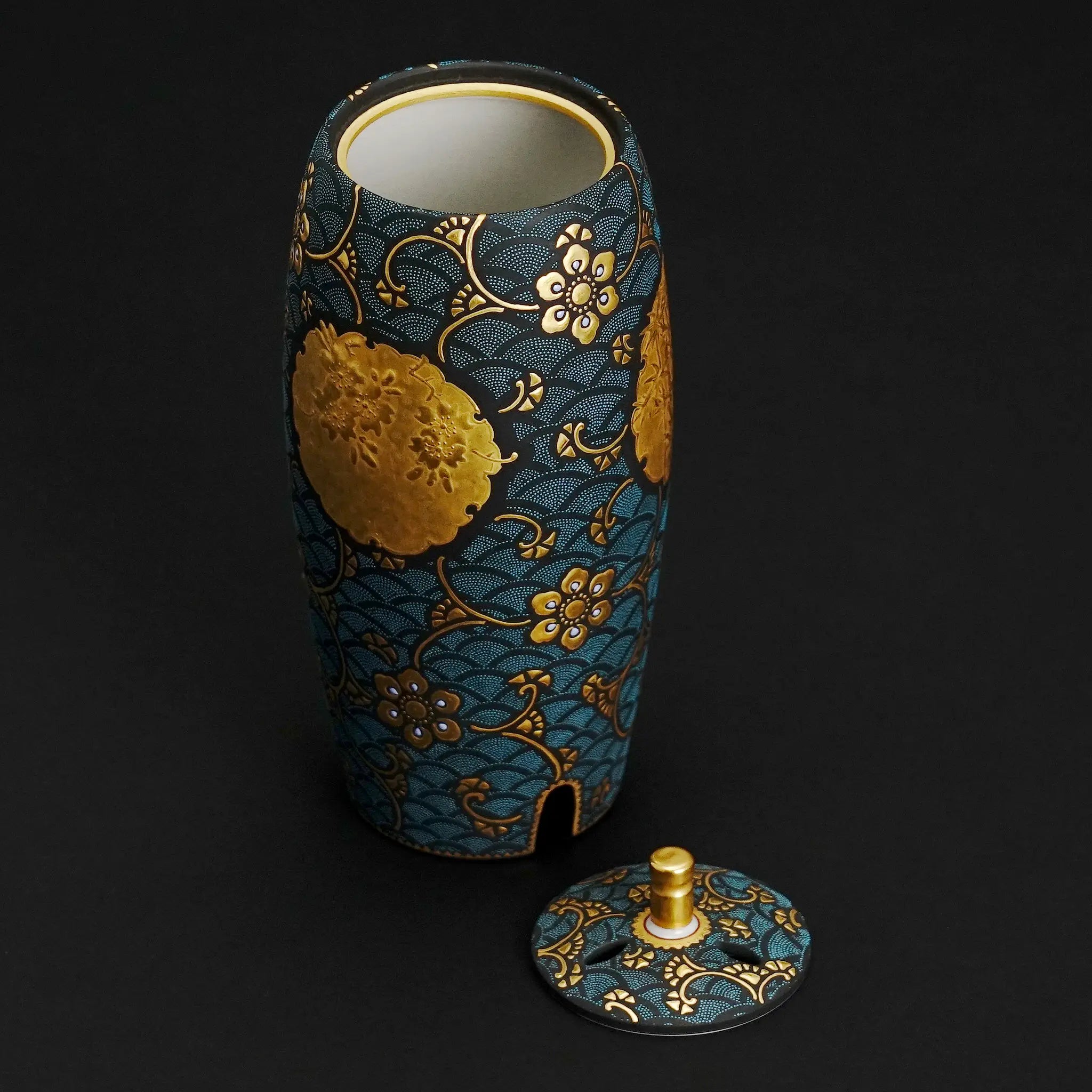 精密な青粒技法と縁起の良い桜・竹・梅が描かれた最高級の美術工芸品。