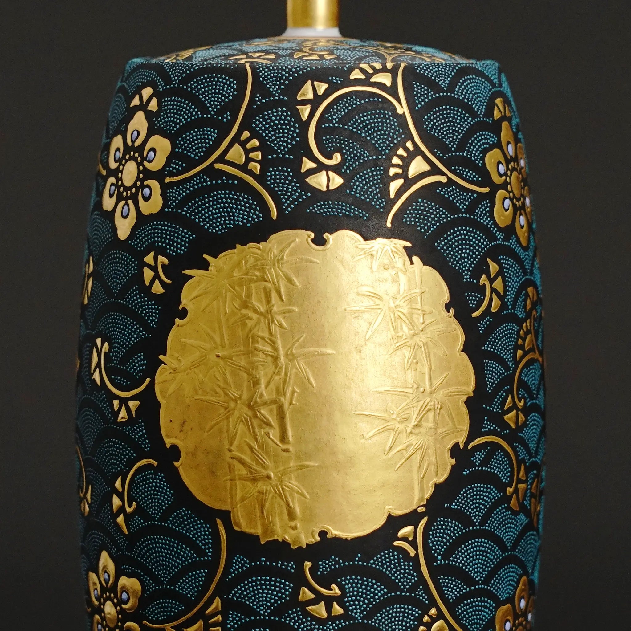 雪輪（ゆきわ）文様の中に描かれた桜、竹、梅のディテール。緻密な色彩と金彩の調和。