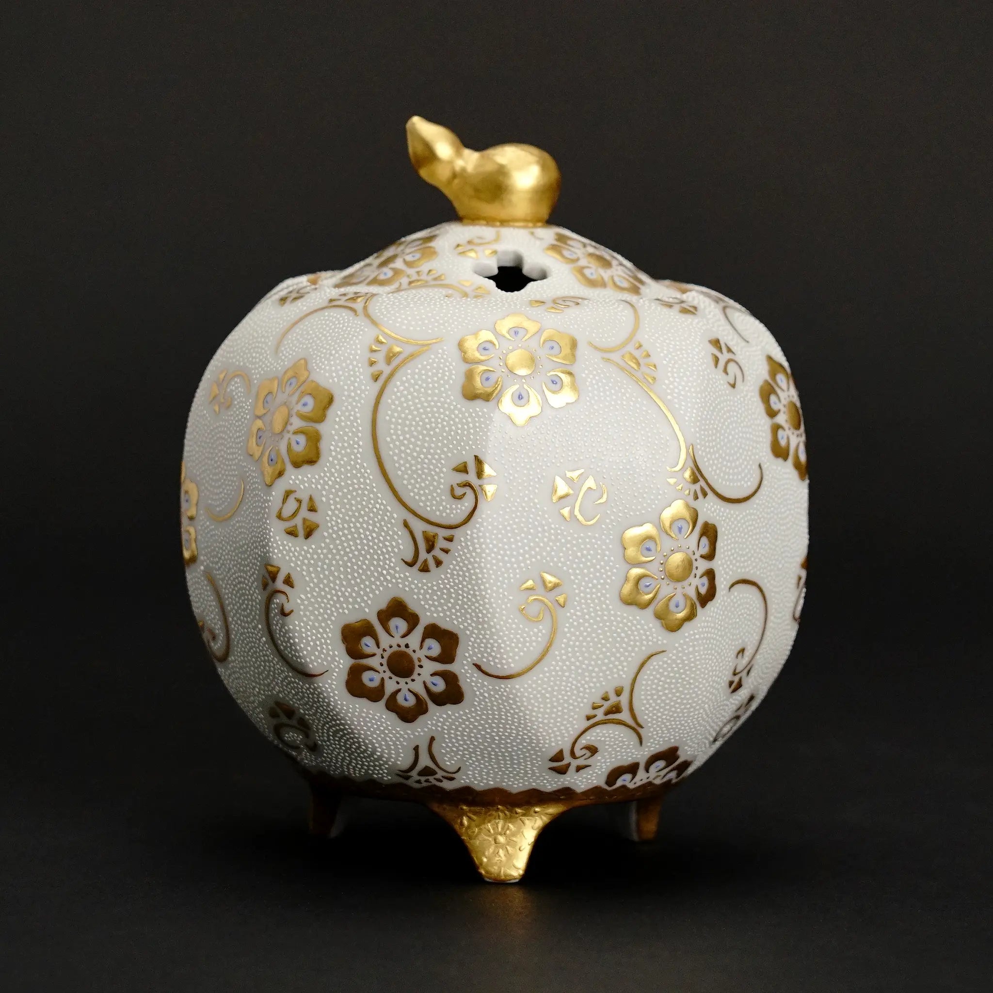 九谷焼 仲田錦玉作 4号香炉 白粒金鉄仙文。極小の白粒と豪華な盛金技法が織りなす最高級の香炉。