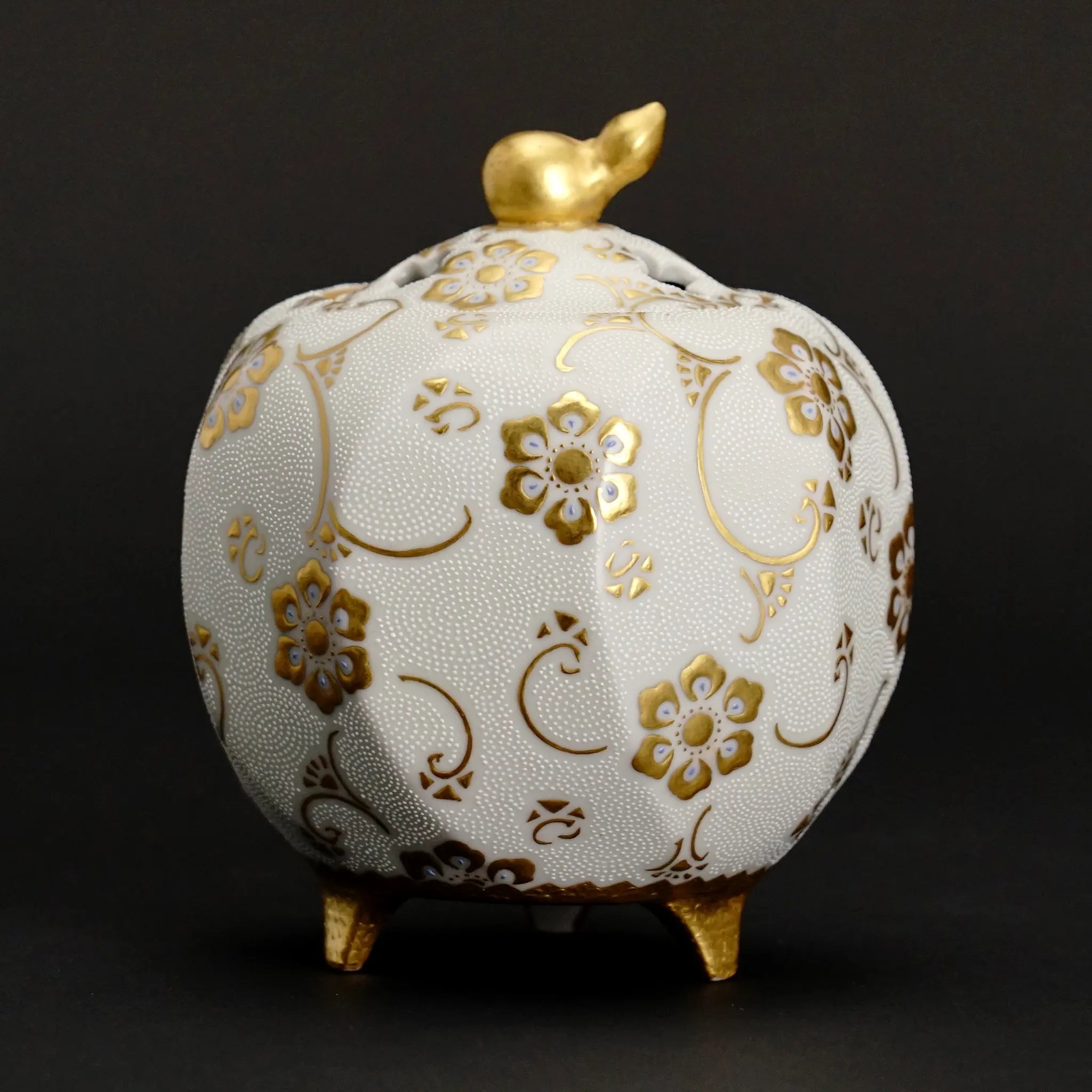 九谷焼 仲田錦玉作 4号香炉 白粒金鉄仙文。極小の白粒と豪華な盛金技法が織りなす最高級の香炉。